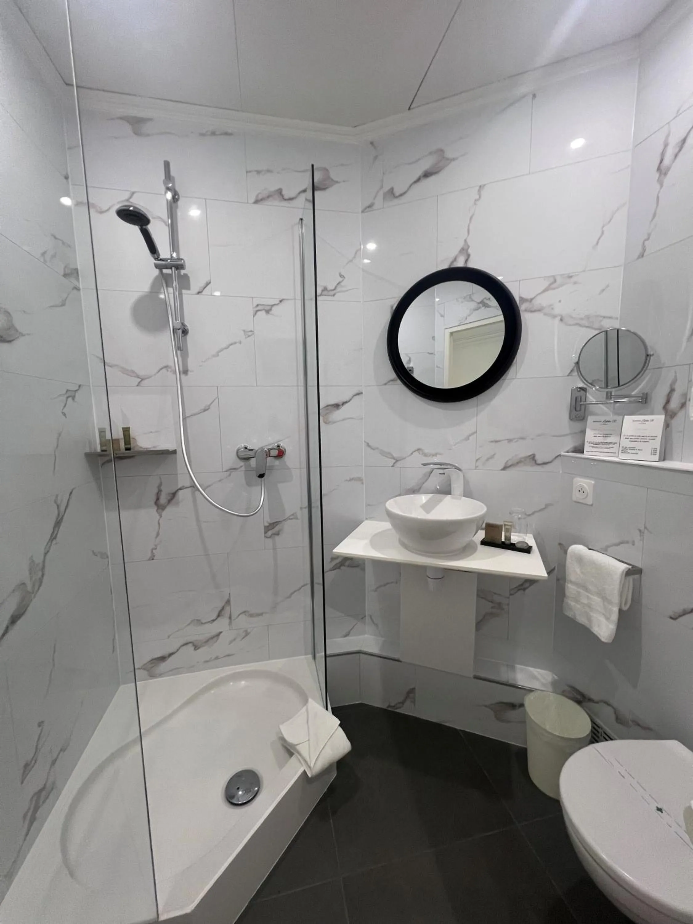 Bathroom in Maison LUTETIA R