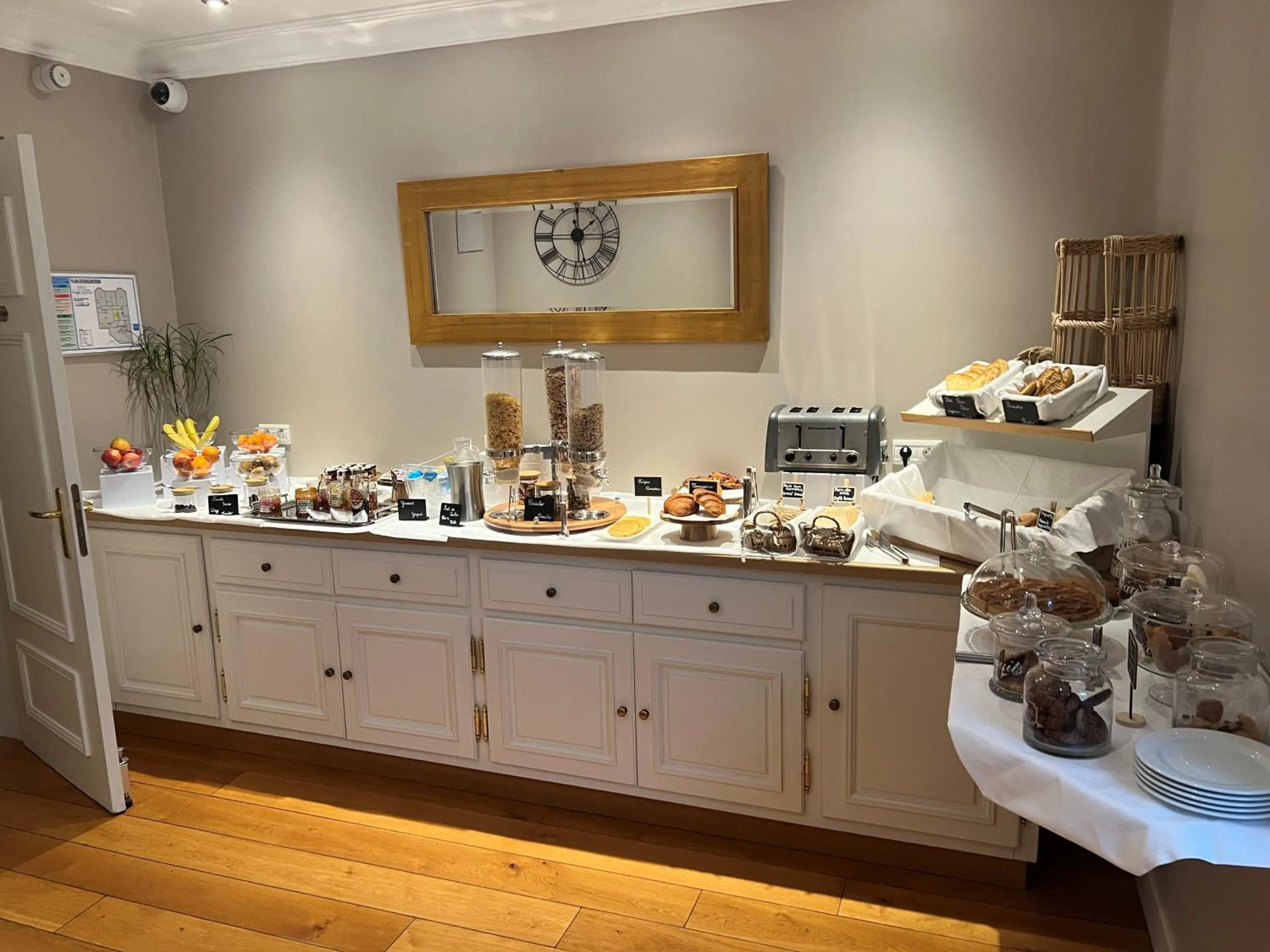 Food in Maison LUTETIA R