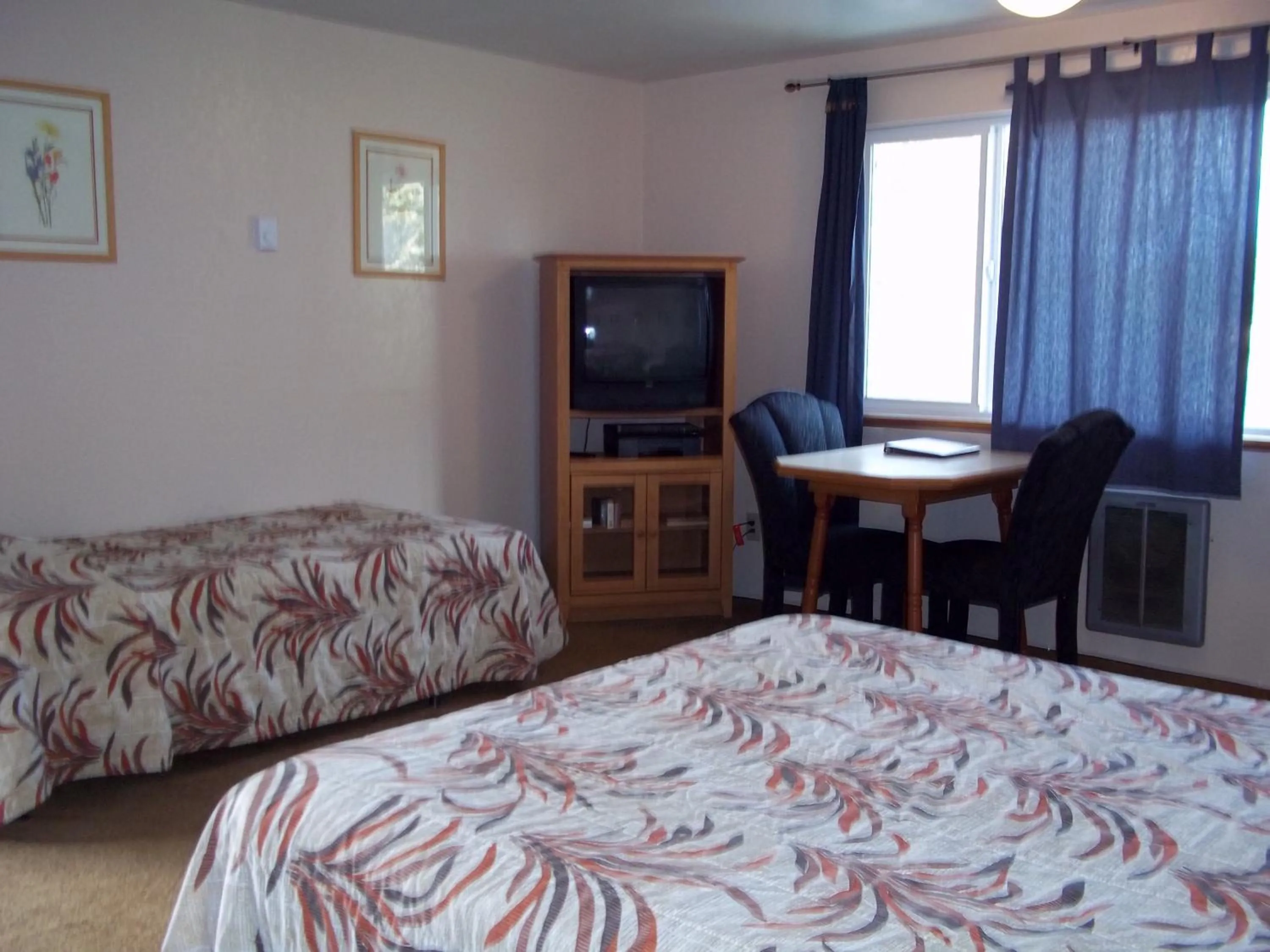 Bed in Ocean Avenue Inn