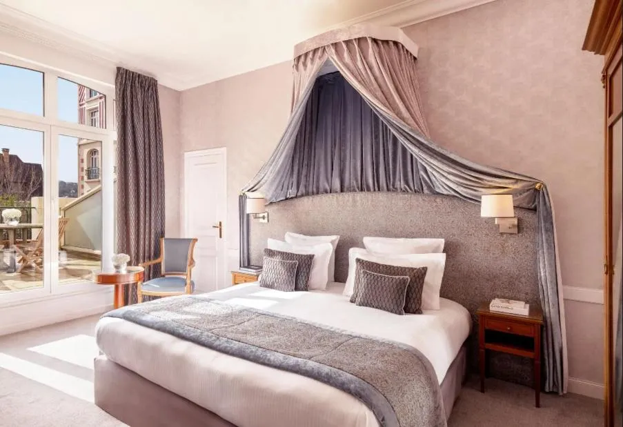 Bedroom, Bed in Hôtel Barrière Le Royal Deauville