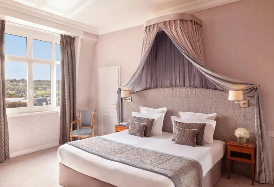 Bedroom, Bed in Hôtel Barrière Le Royal Deauville