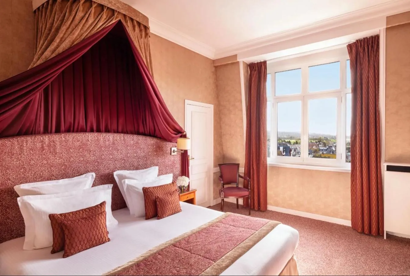 Bedroom, Bed in Hôtel Barrière Le Royal Deauville