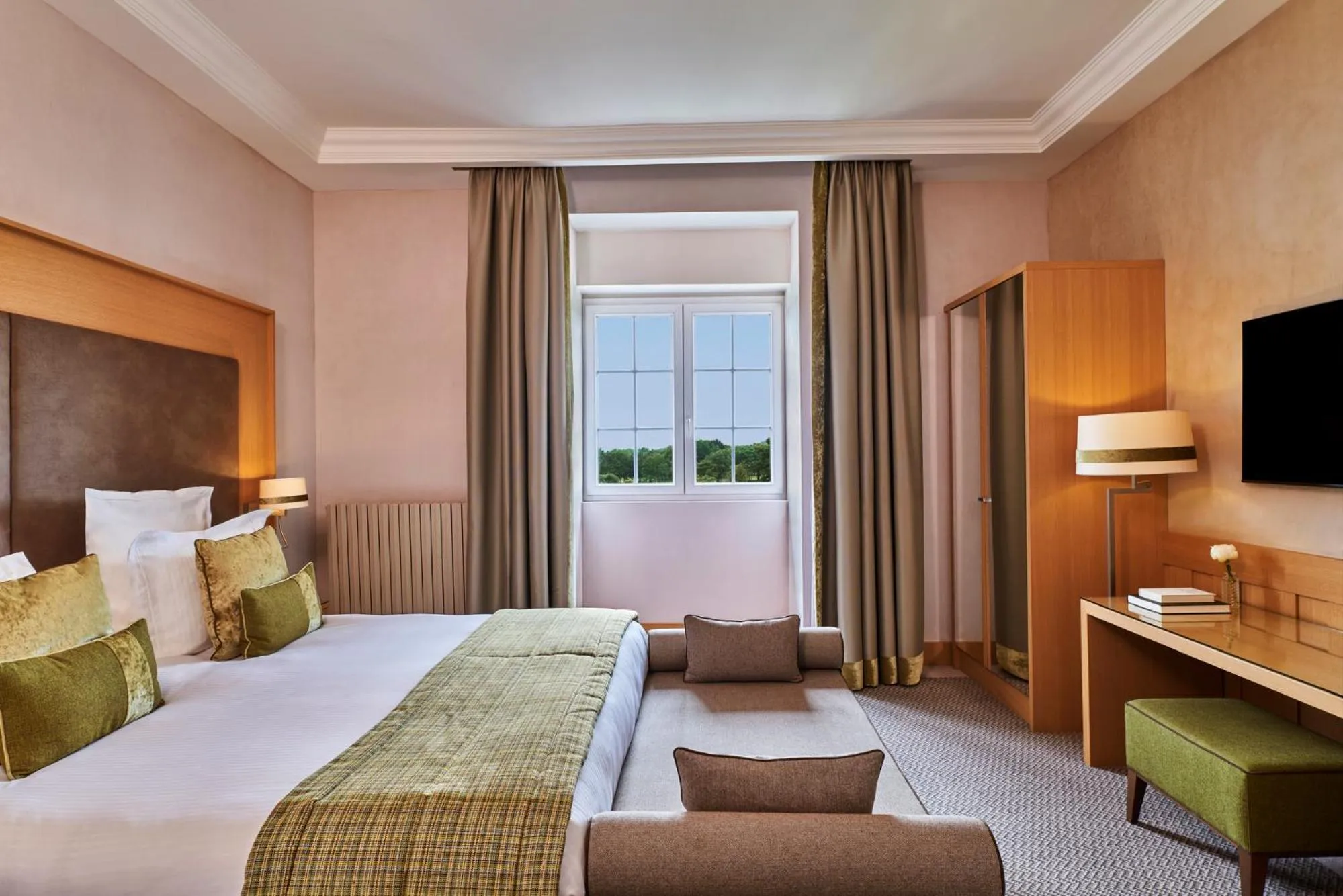 Bedroom, Bed in Hôtel Barrière L'Hôtel du Golf