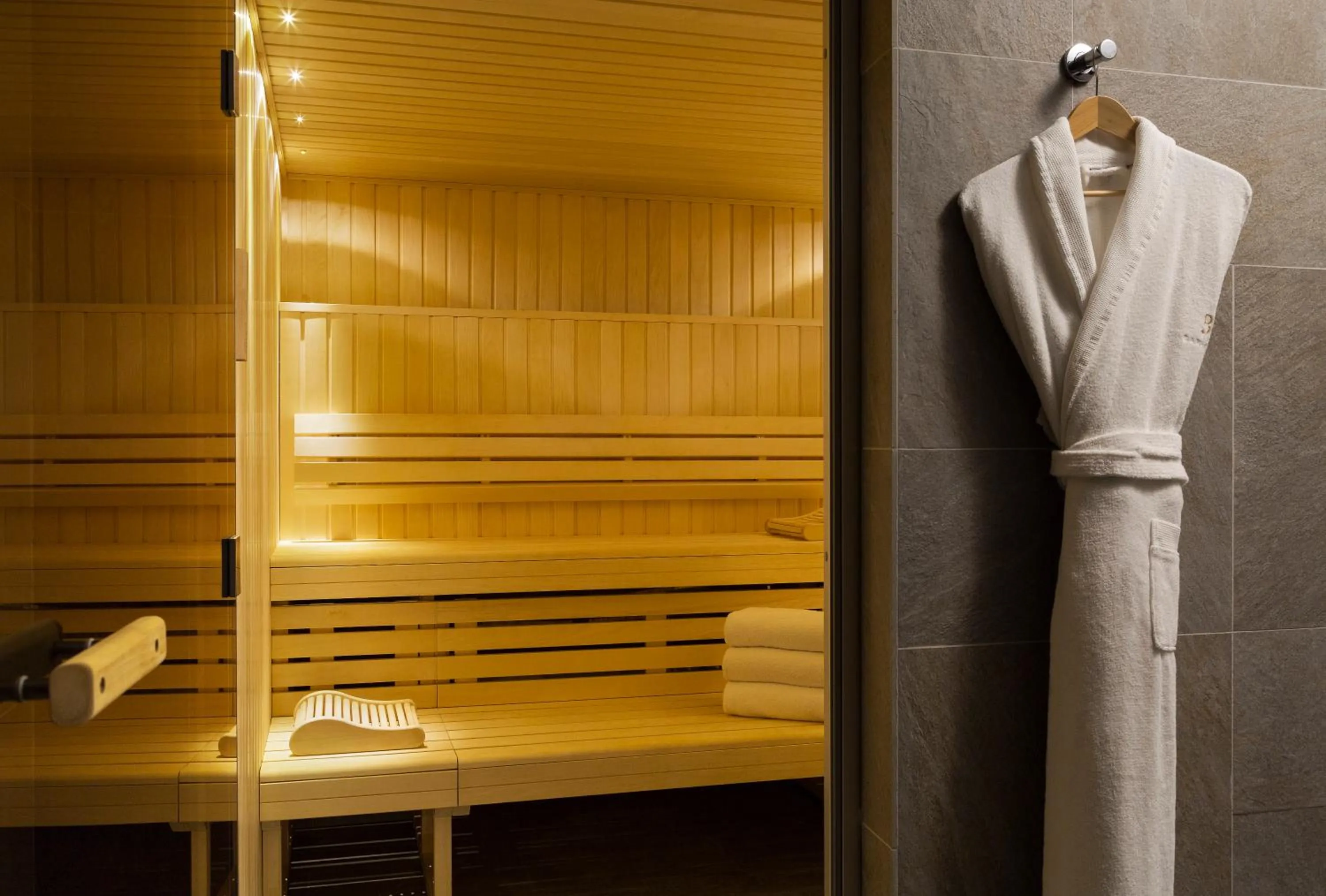 Sauna in Hôtel Barrière L'Hôtel du Golf