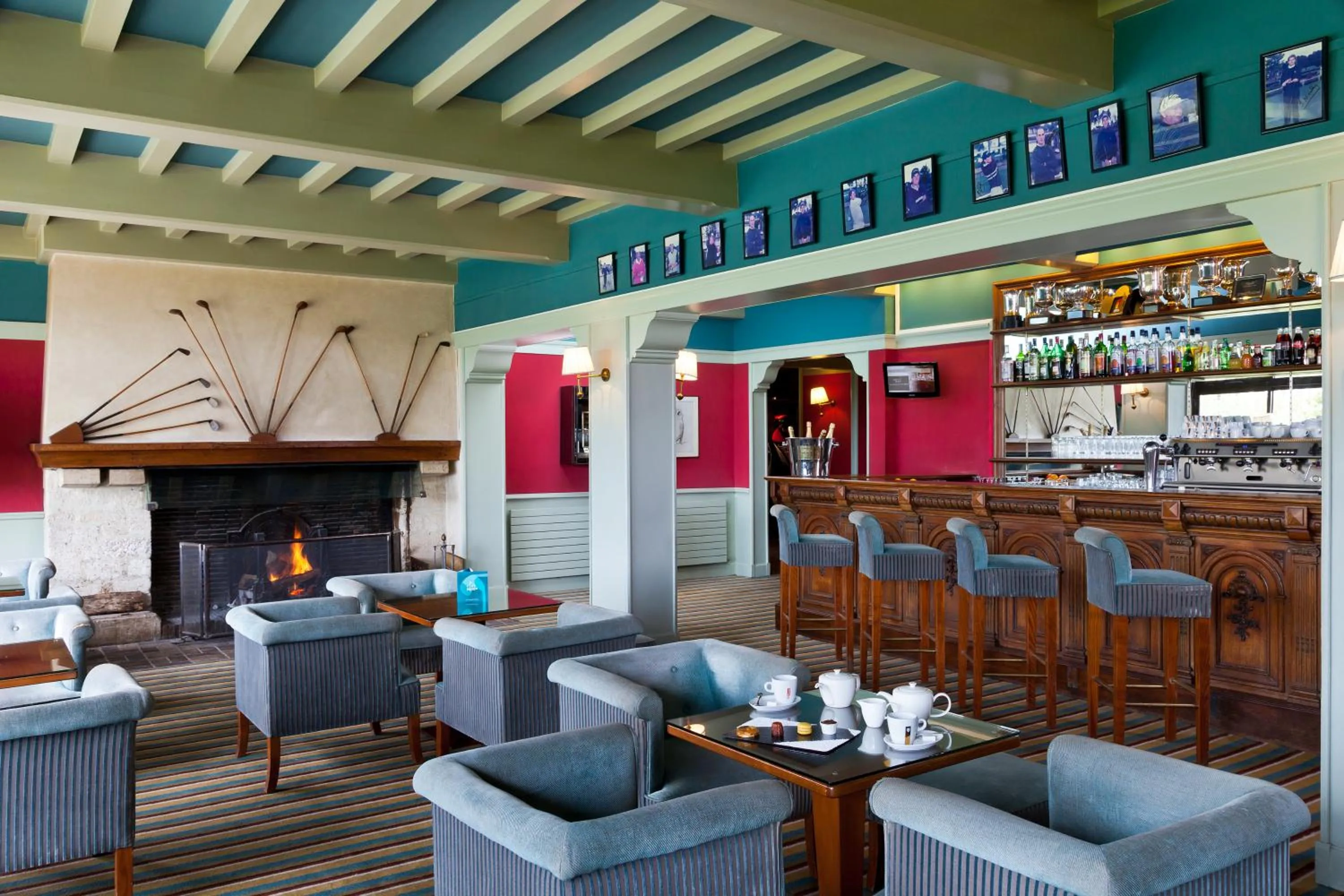 Lounge or bar in Hôtel Barrière L'Hôtel du Golf