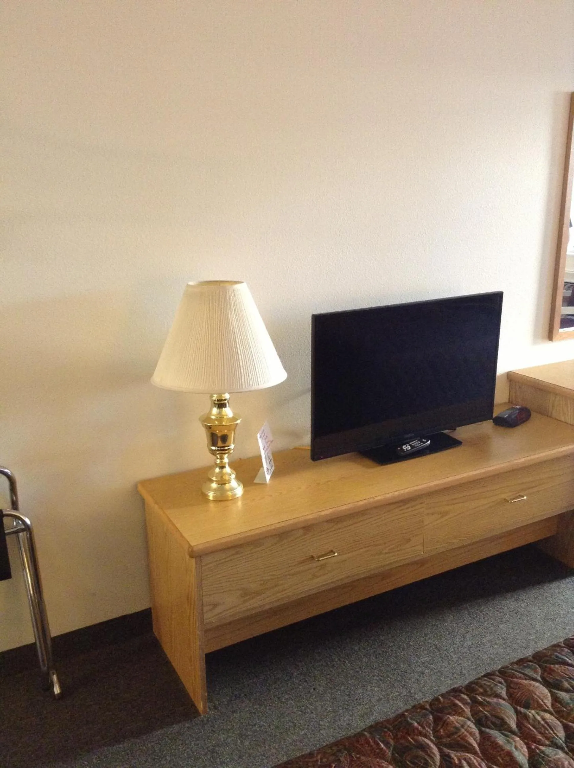 TV and multimedia in Coeur D' Alene Budget Saver Motel