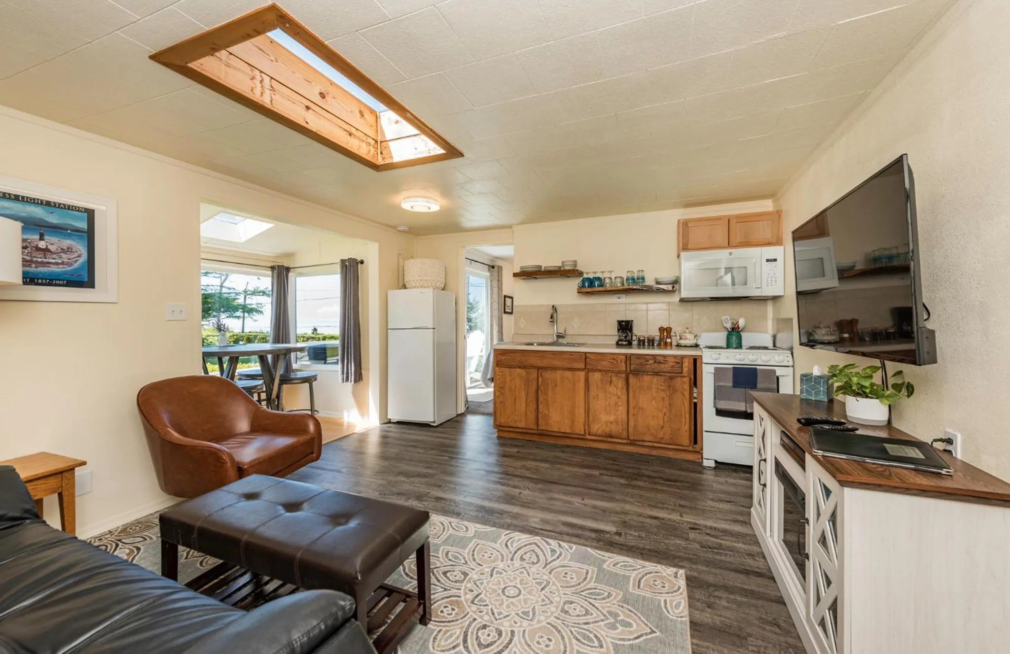 Living room in Juan de Fuca Waterfront Hotel & Cottages