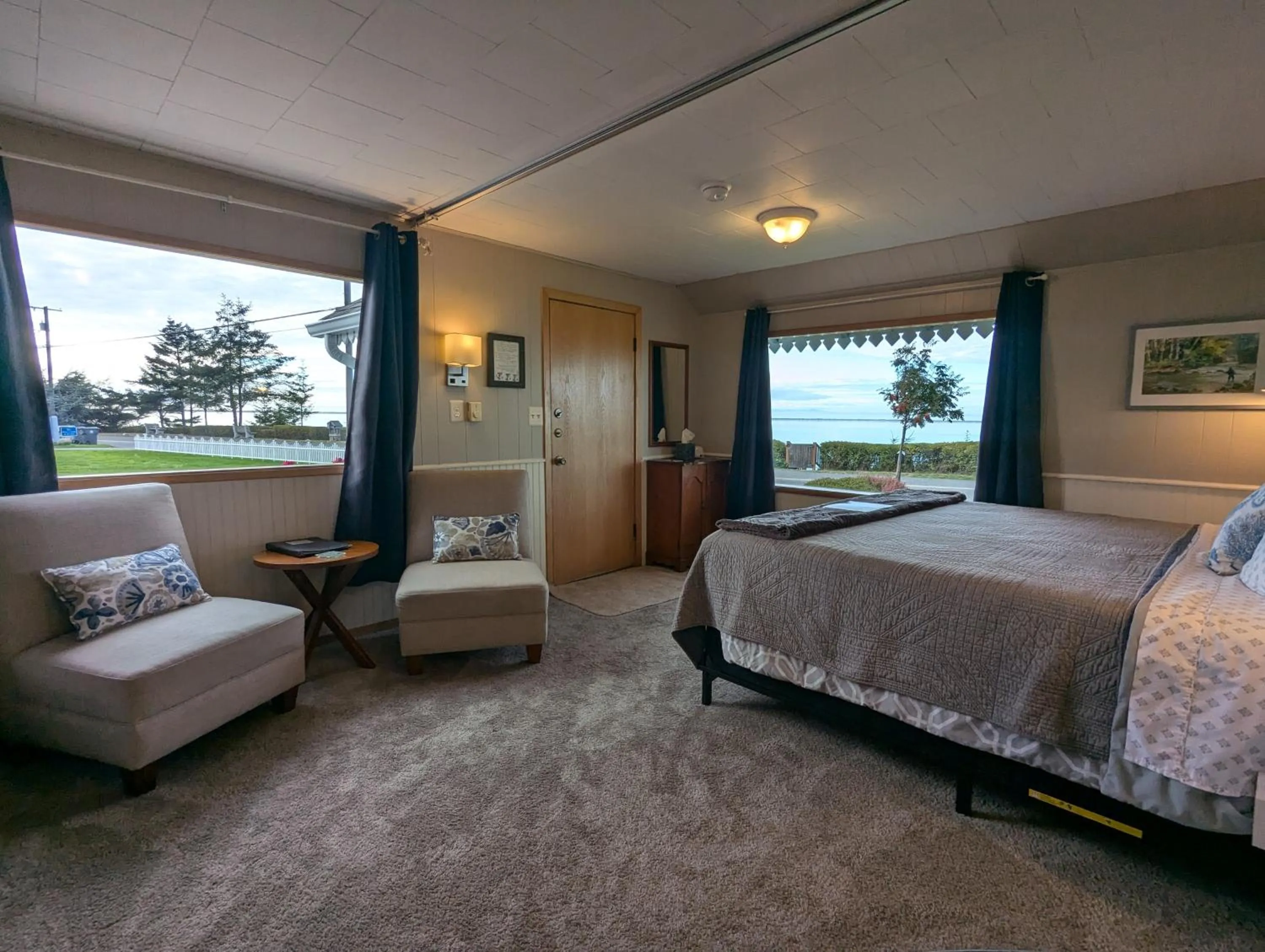 Bed in Juan de Fuca Waterfront Hotel & Cottages