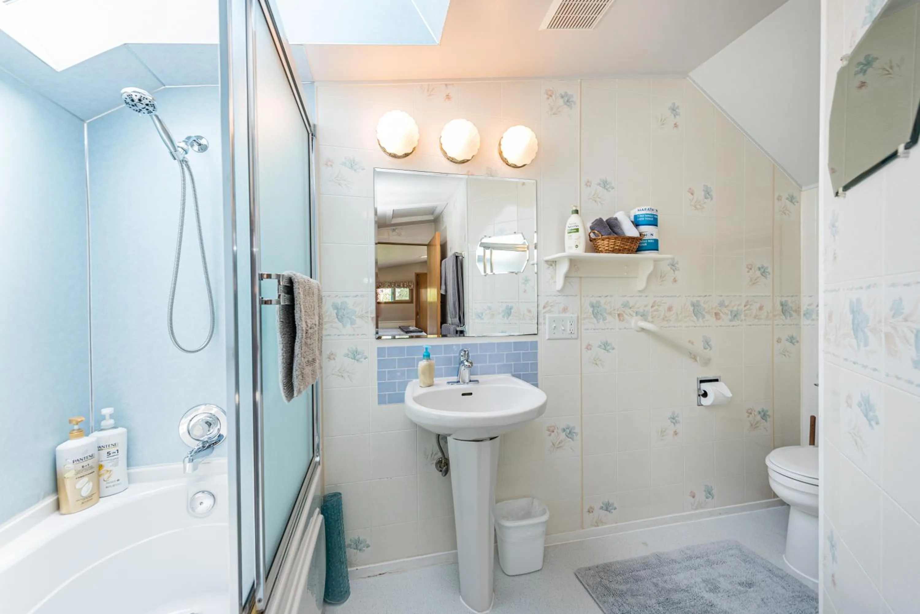 Shower in Juan de Fuca Waterfront Hotel & Cottages