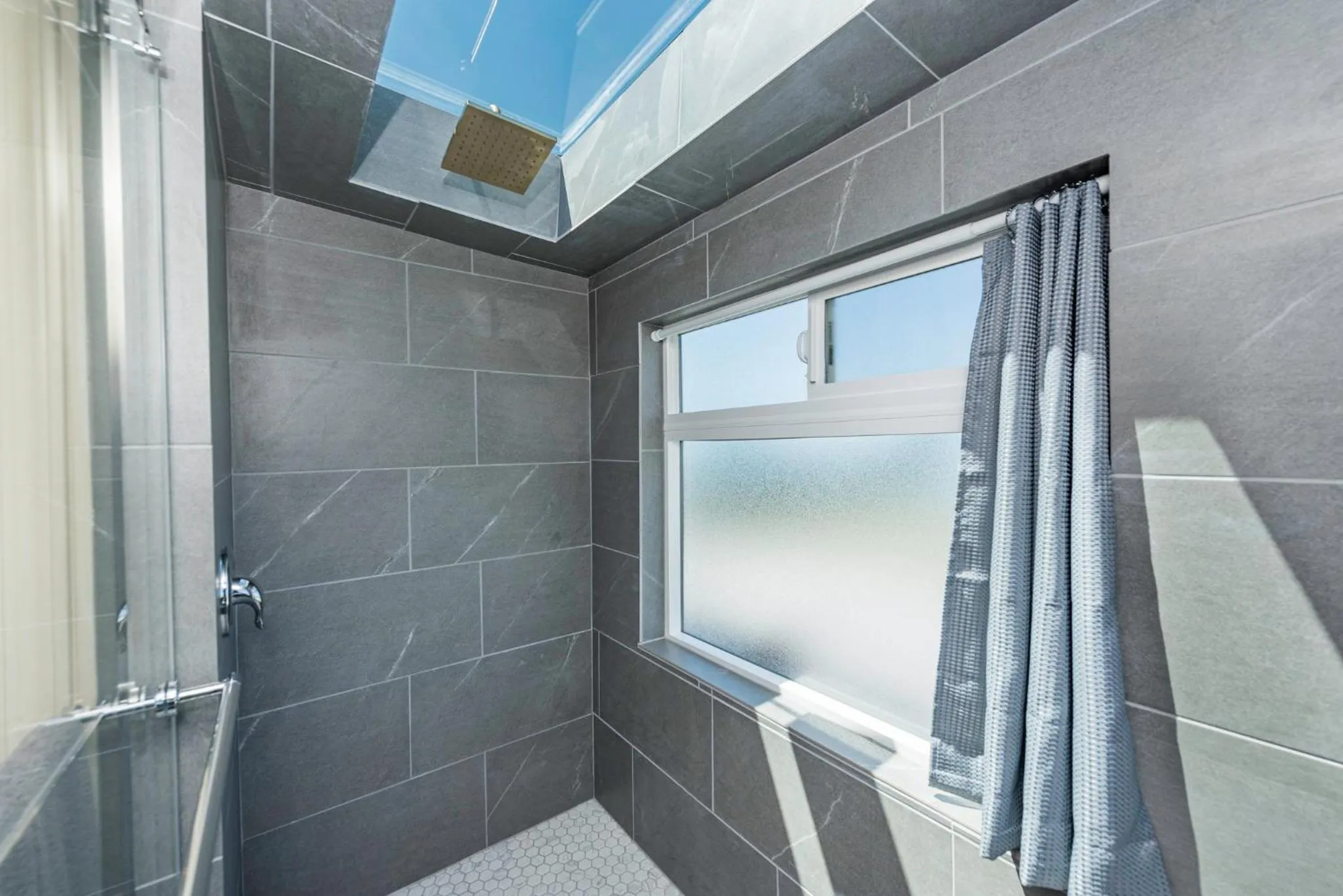 Shower in Juan de Fuca Waterfront Hotel & Cottages