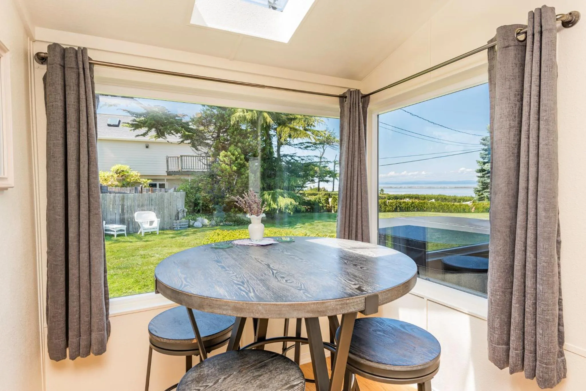 Dining area in Juan de Fuca Waterfront Hotel & Cottages