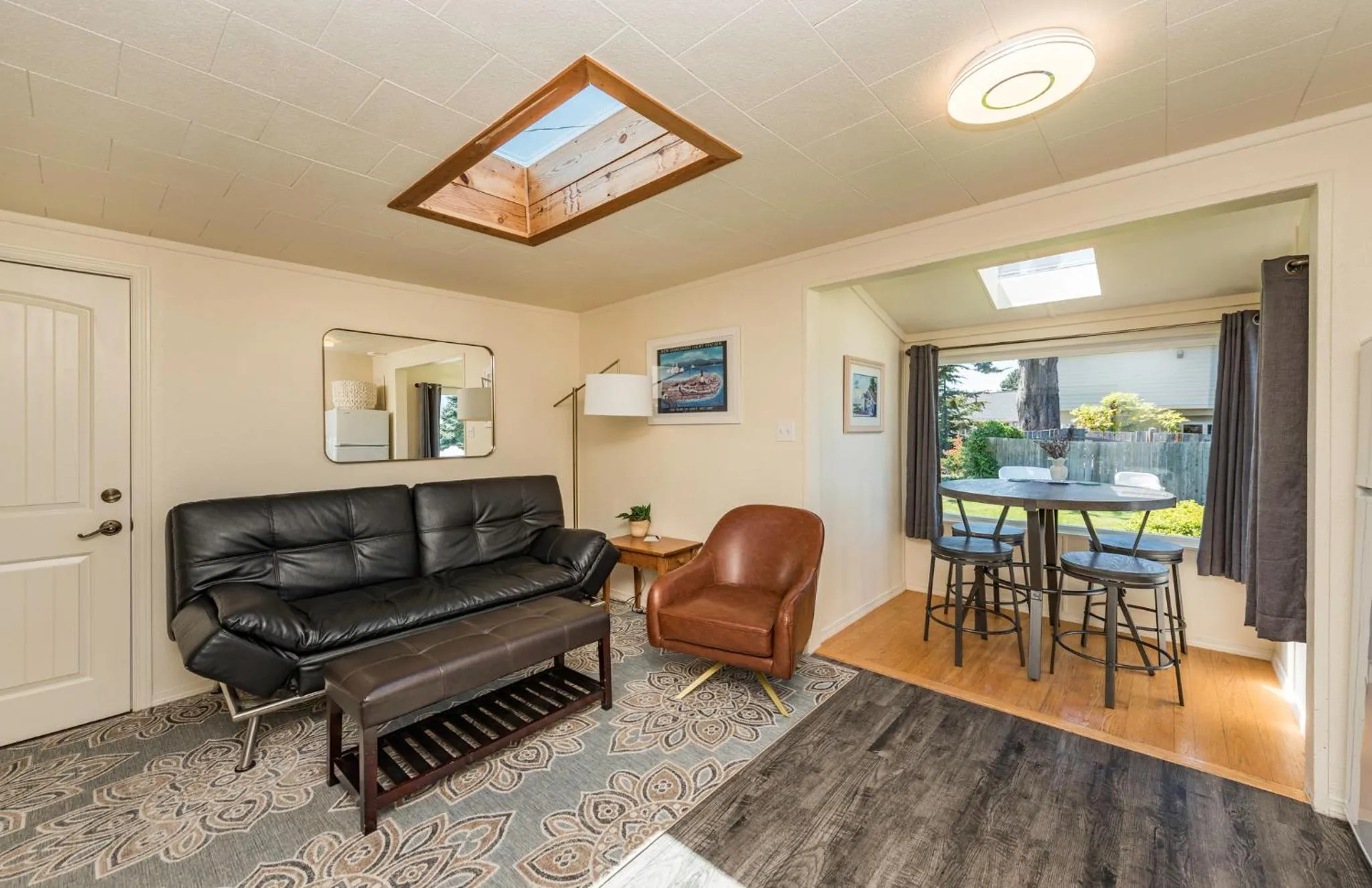 Living room in Juan de Fuca Waterfront Hotel & Cottages