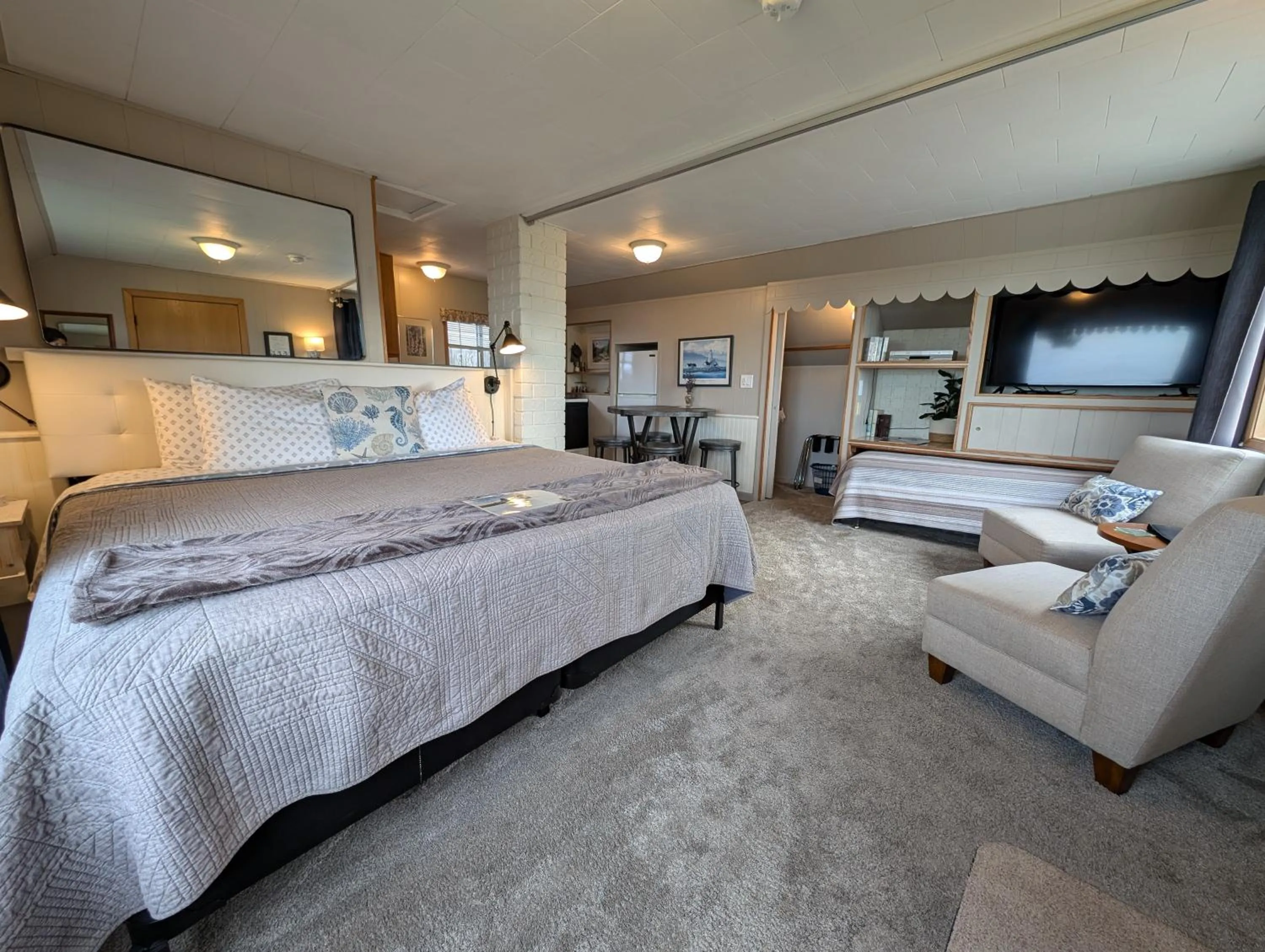 Photo of the whole room, Bed in Juan de Fuca Waterfront Hotel & Cottages