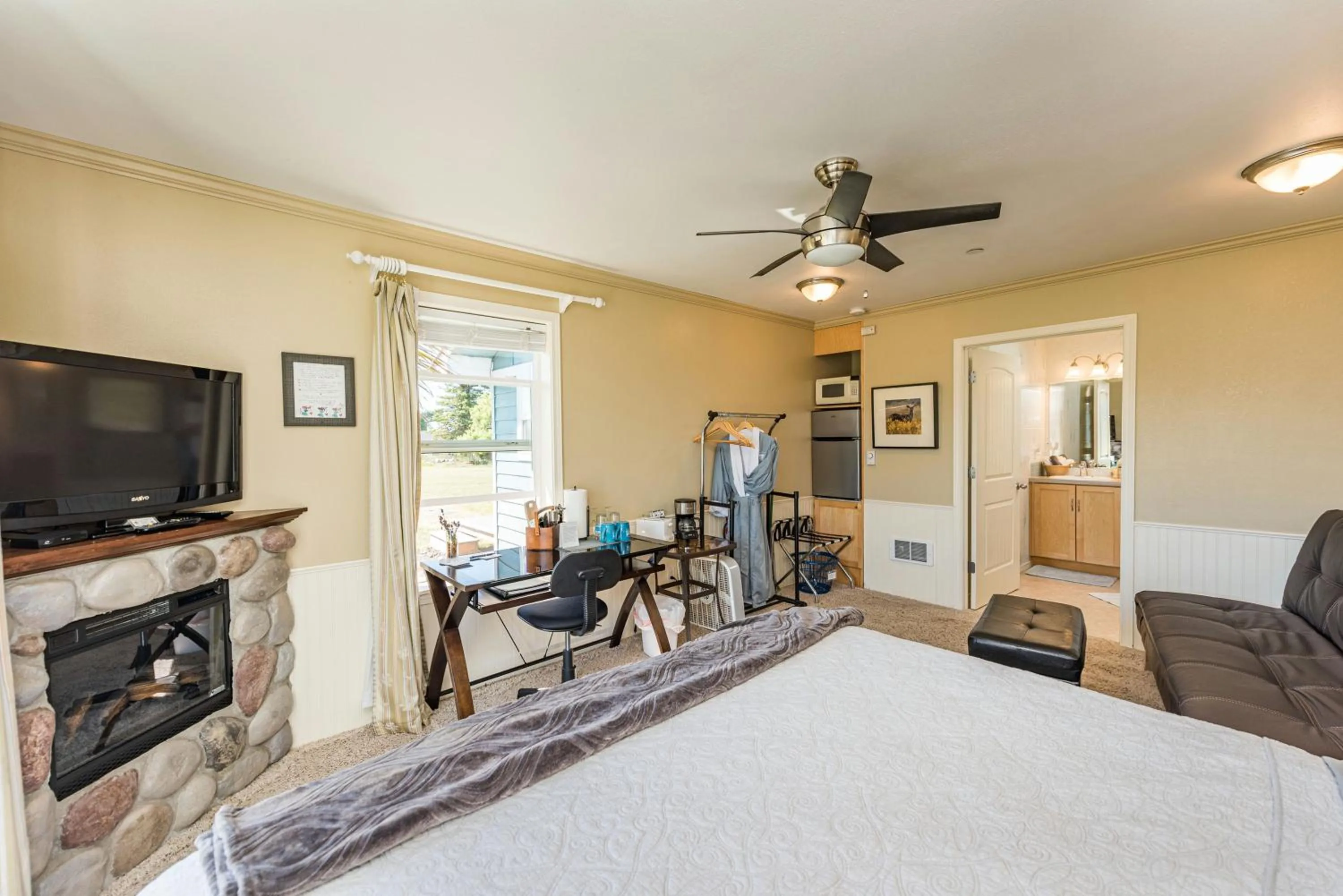 Kitchen or kitchenette, Bed in Juan de Fuca Waterfront Hotel & Cottages