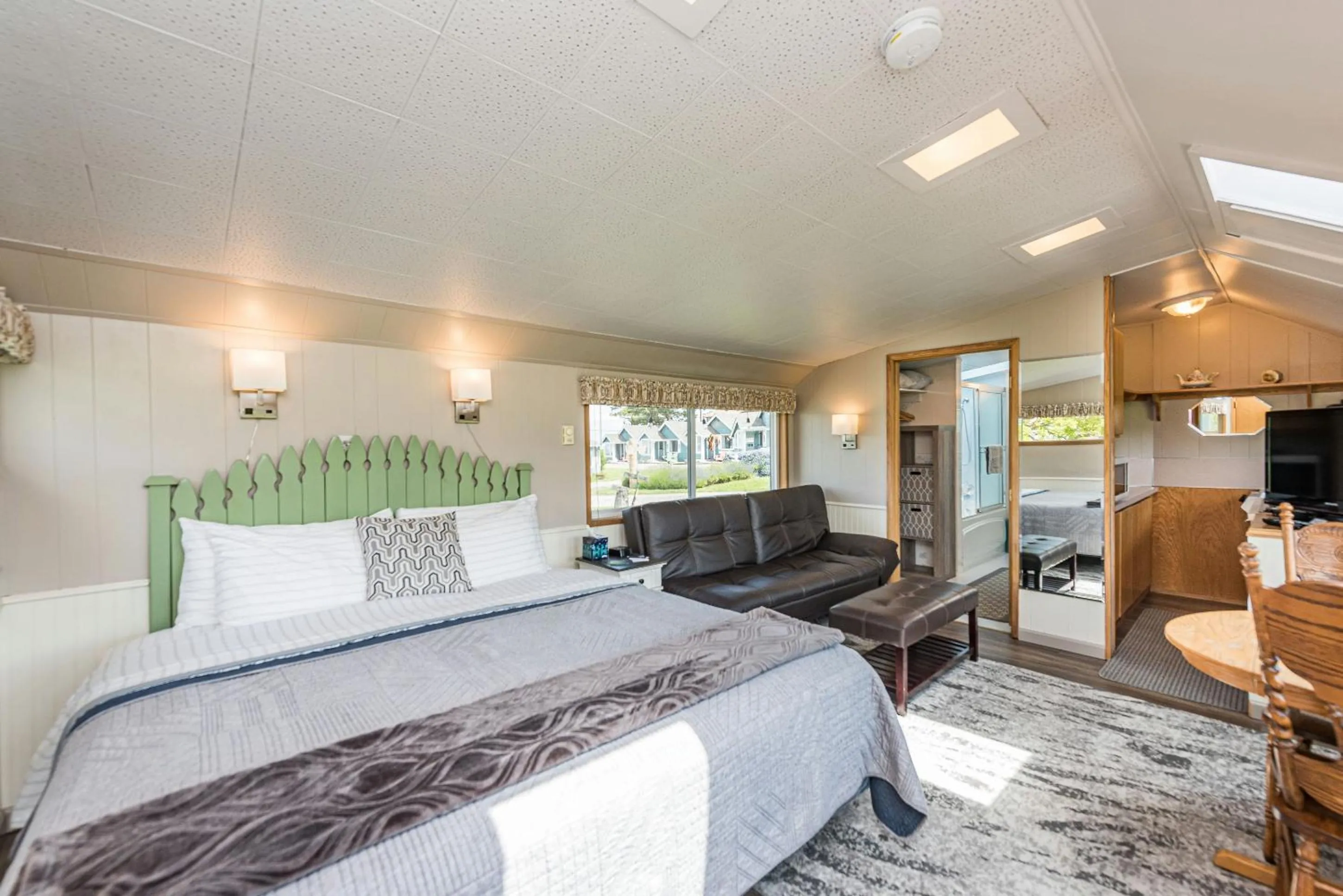 Bed in Juan de Fuca Waterfront Hotel & Cottages