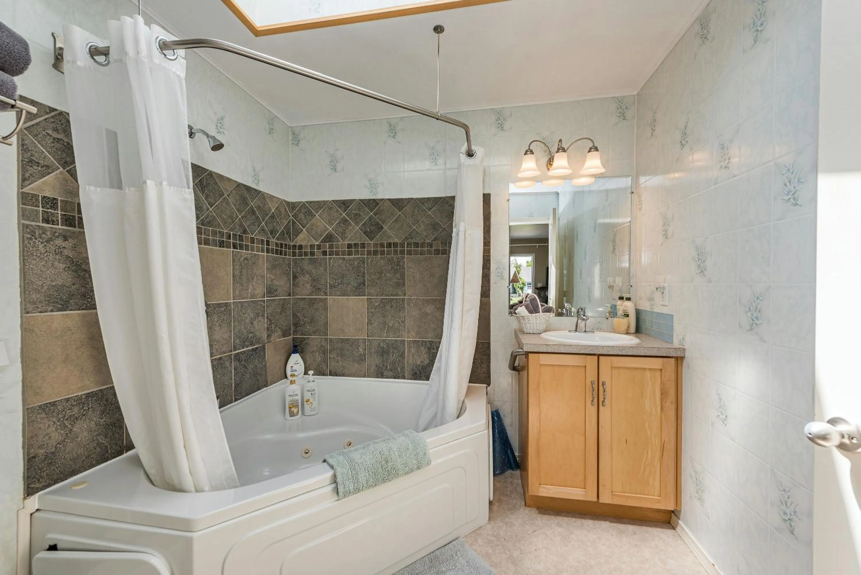 Bathroom in Juan de Fuca Waterfront Hotel & Cottages