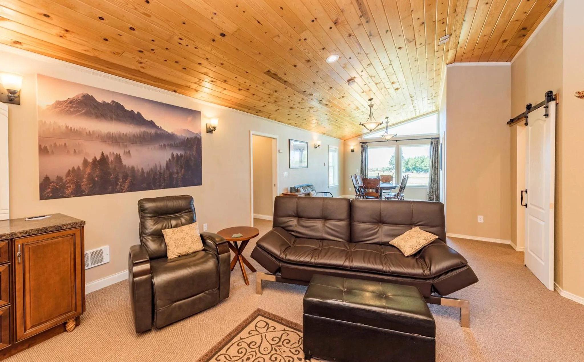 Living room in Juan de Fuca Waterfront Hotel & Cottages