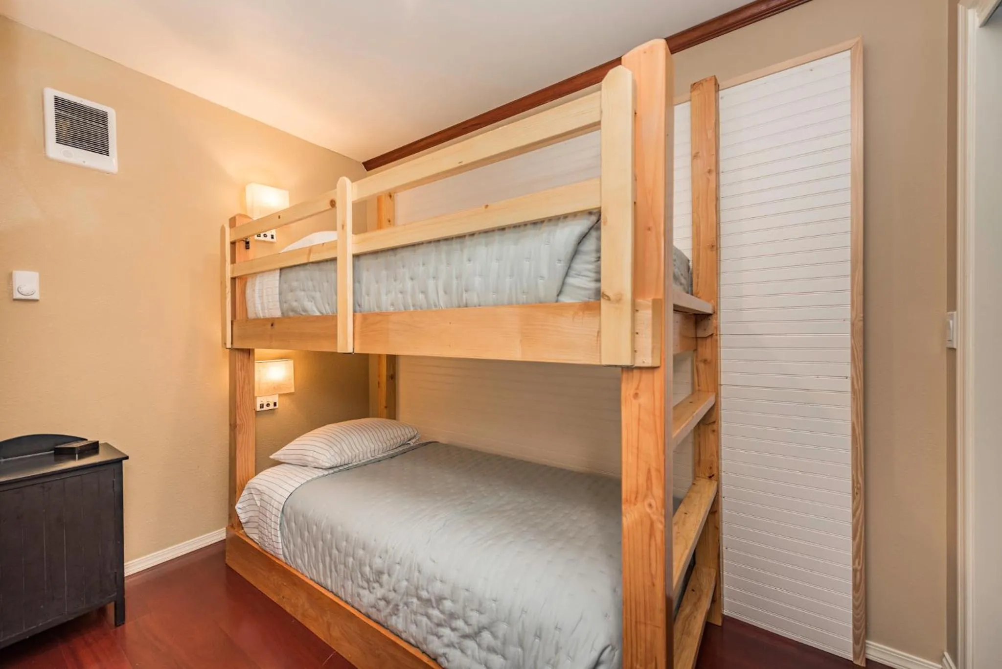 bunk bed, Bed in Juan de Fuca Waterfront Hotel & Cottages