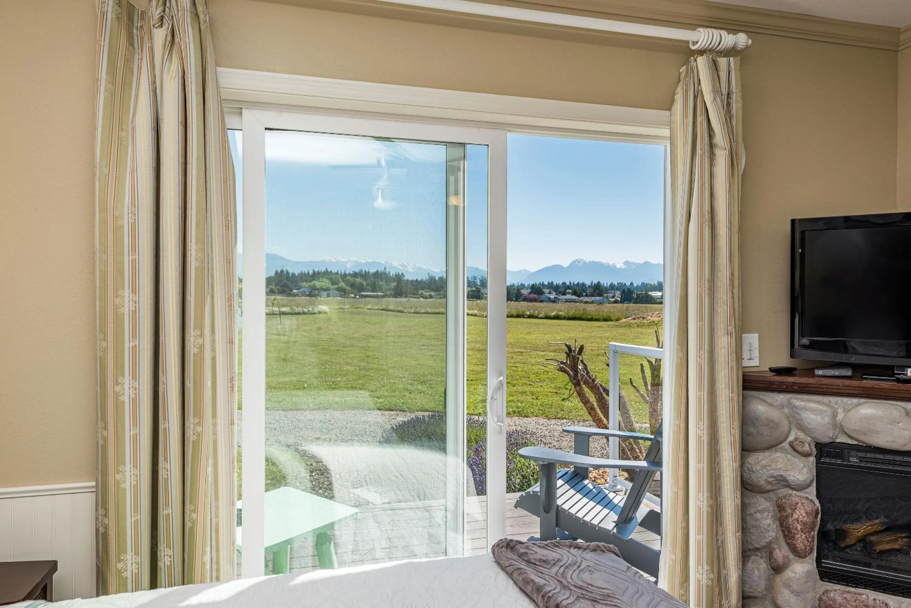 Mountain view in Juan de Fuca Waterfront Hotel & Cottages