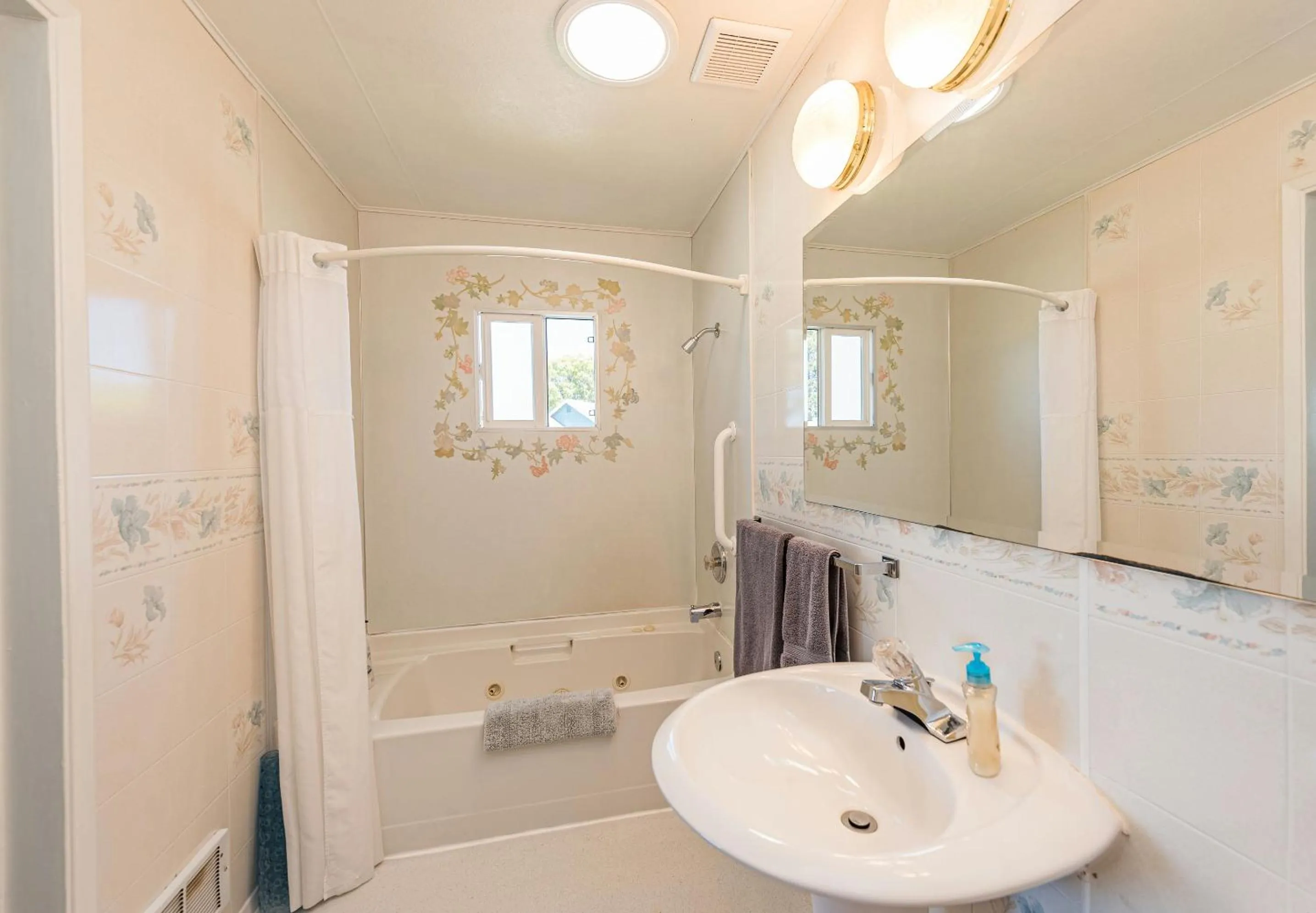 Bathroom in Juan de Fuca Waterfront Hotel & Cottages