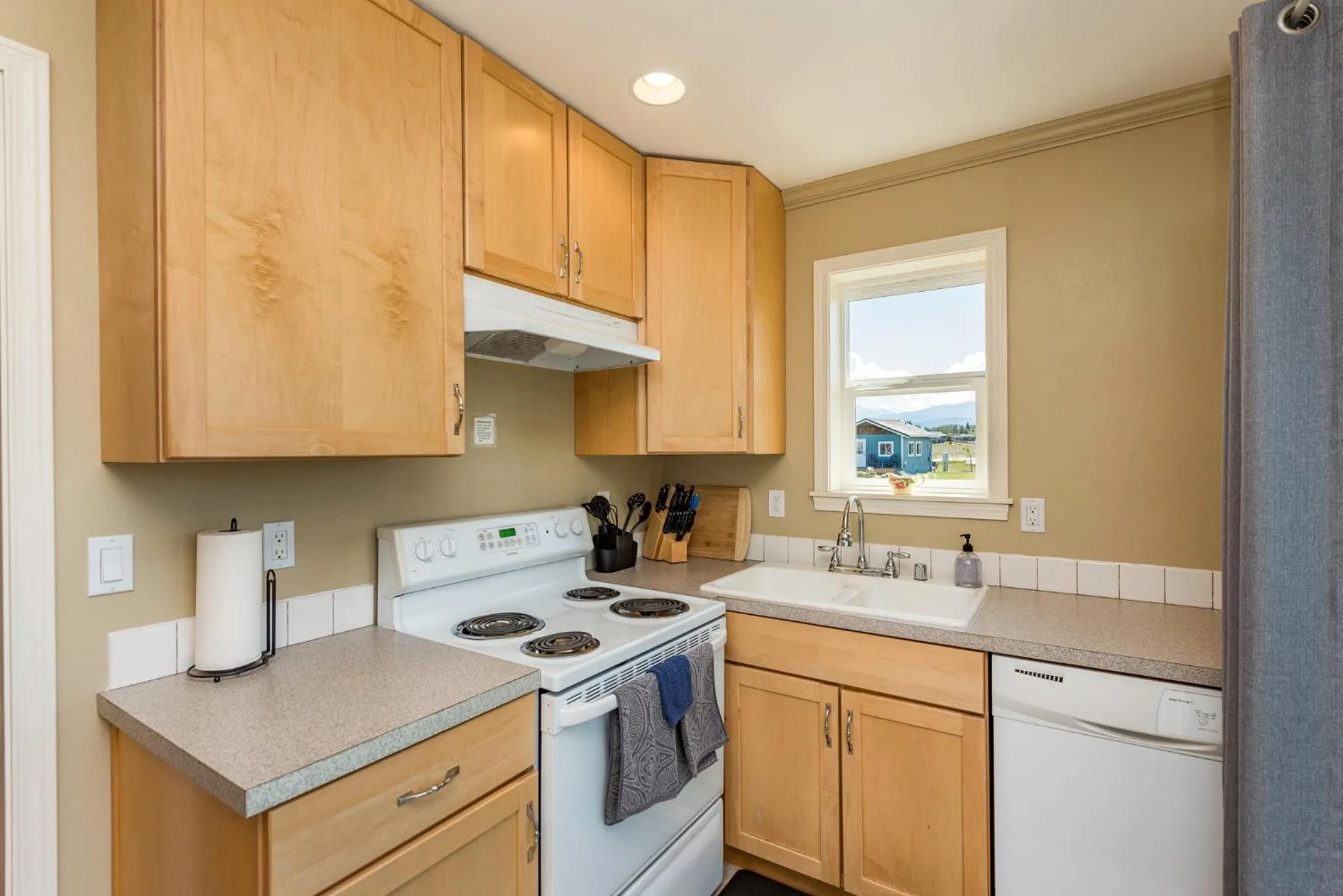 kitchen in Juan de Fuca Waterfront Hotel & Cottages