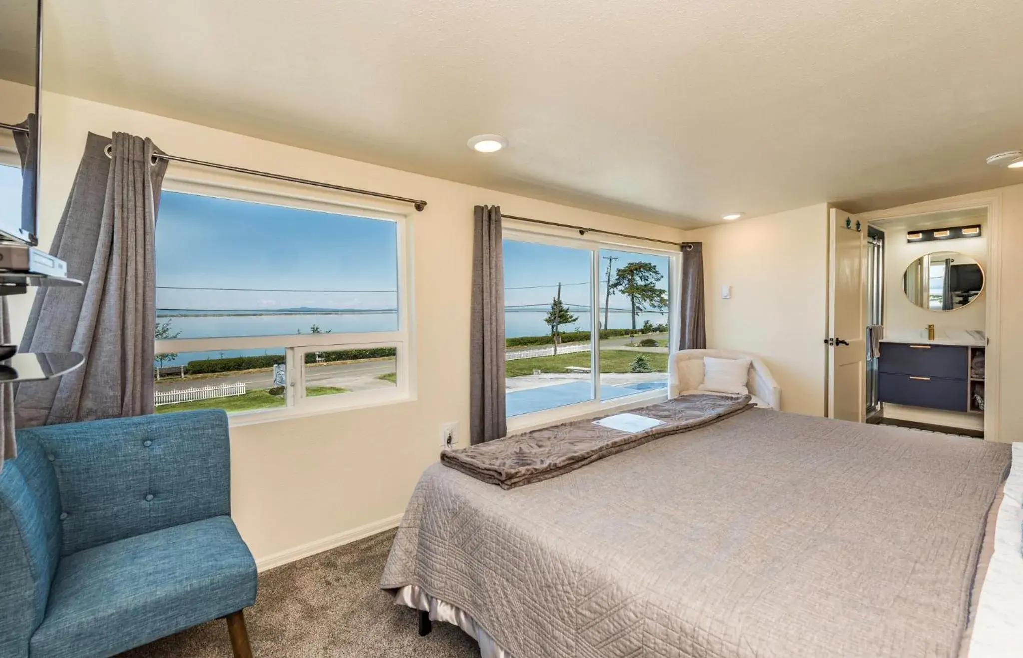 Deluxe Double Room with Sea View in Juan de Fuca Waterfront Hotel & Cottages Deluxe Double Room with Sea View in Juan de Fuca Waterfront Hotel & Cottages
