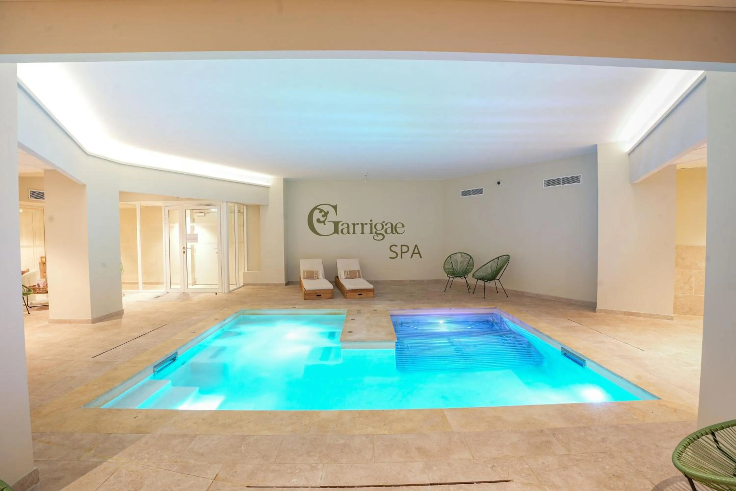 Swimming pool in Garrigae Domaine de l'Esterel - piscine & SPA Cinq Mondes