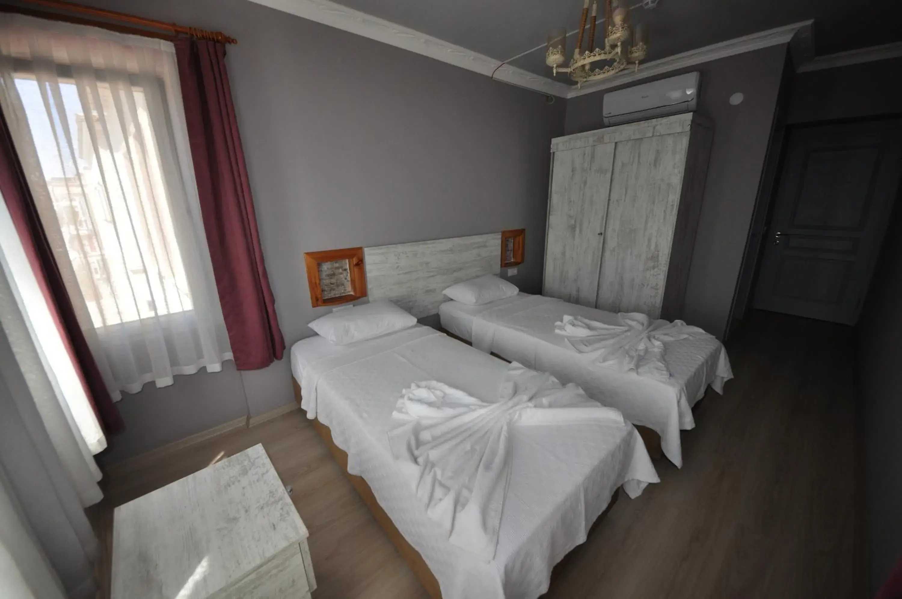 Deluxe Double or Twin Room in Queen Bee Hotel Deluxe Double or Twin Room in Queen Bee Hotel