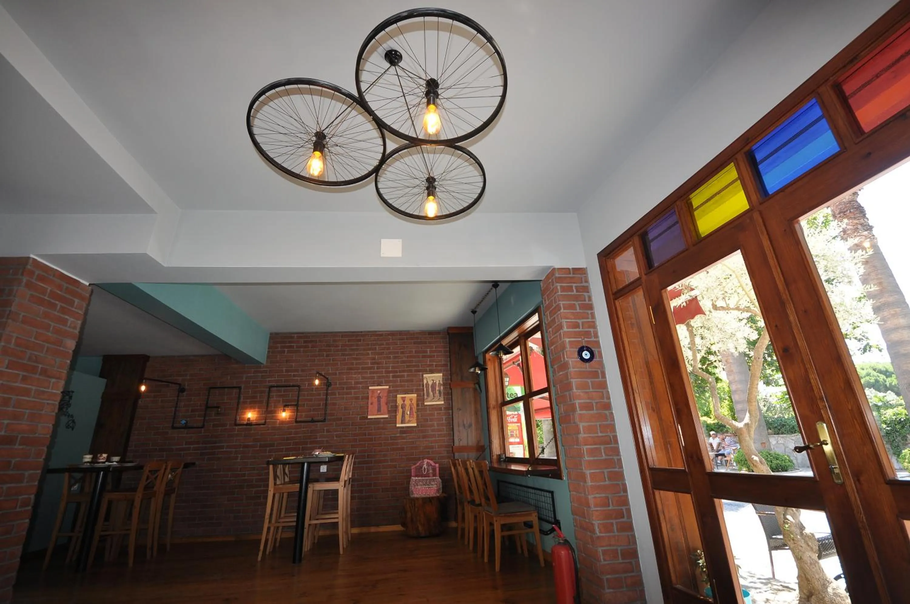 Restaurant/places to eat in Queen Bee Hotel