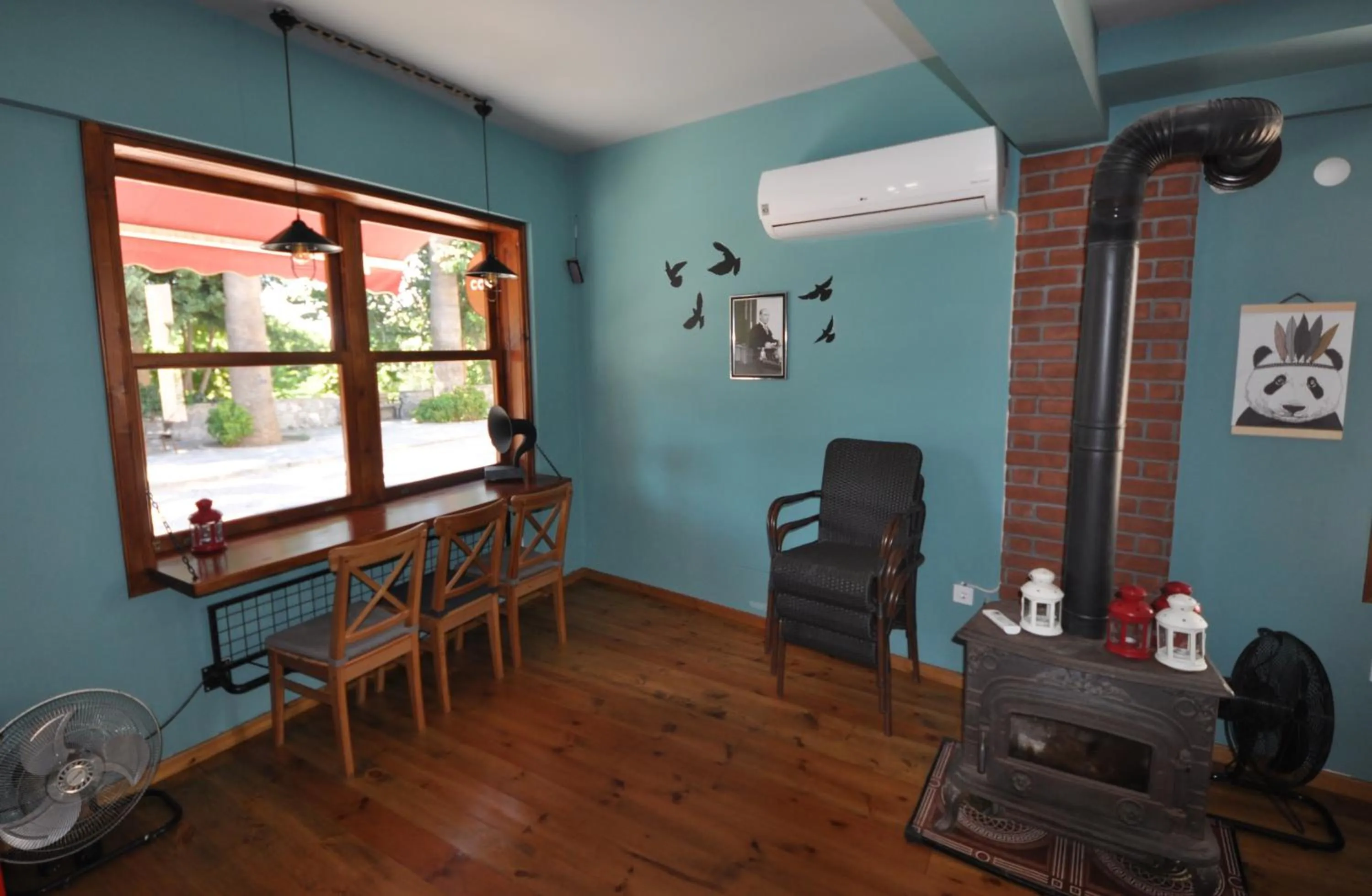 Restaurant/places to eat in Queen Bee Hotel