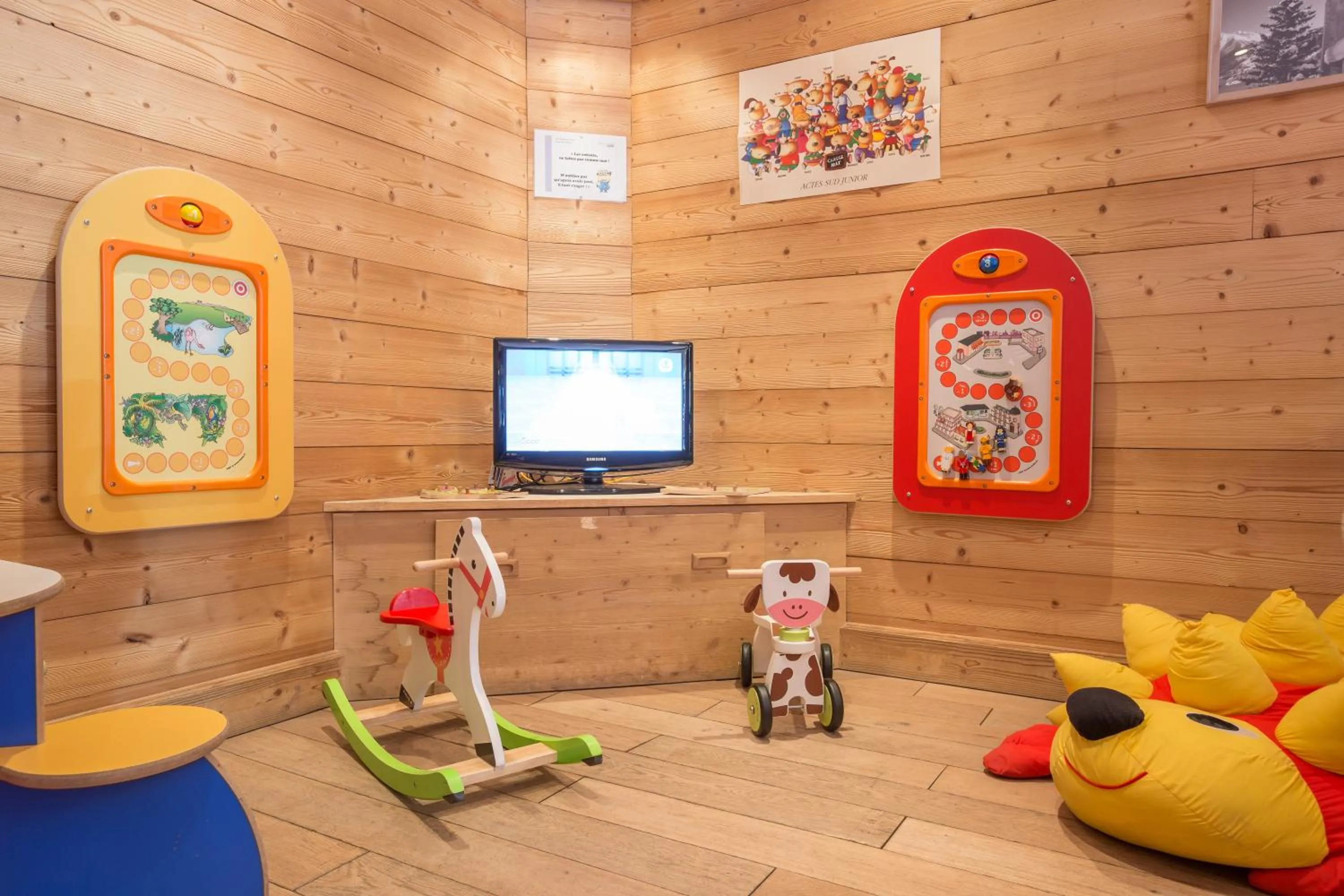 Communal lounge/ TV room in Résidence Pierre & Vacances Premium Les Chalets du Forum