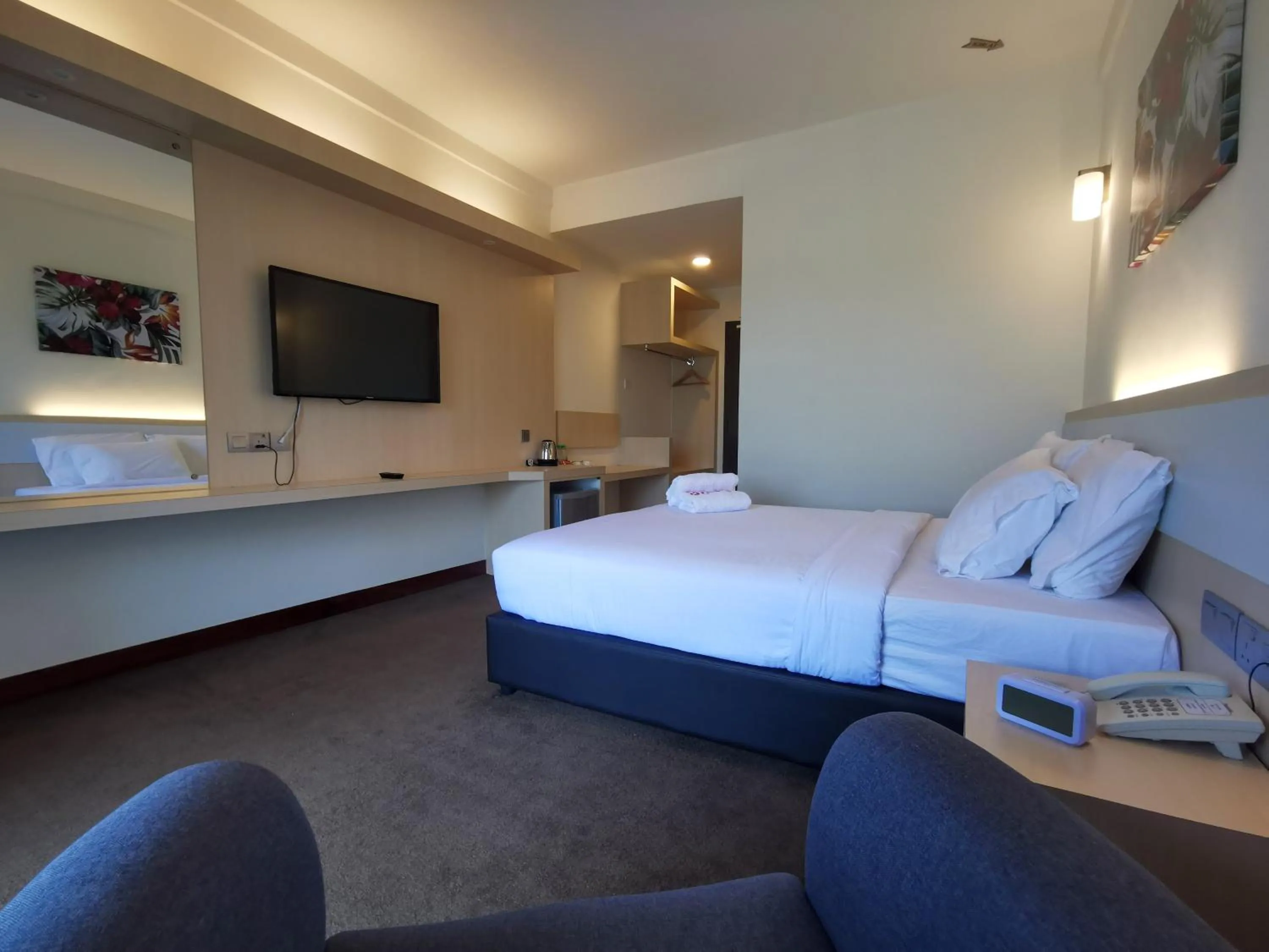 Communal lounge/ TV room, Bed in SERDANG LAKE VIEW RESORT