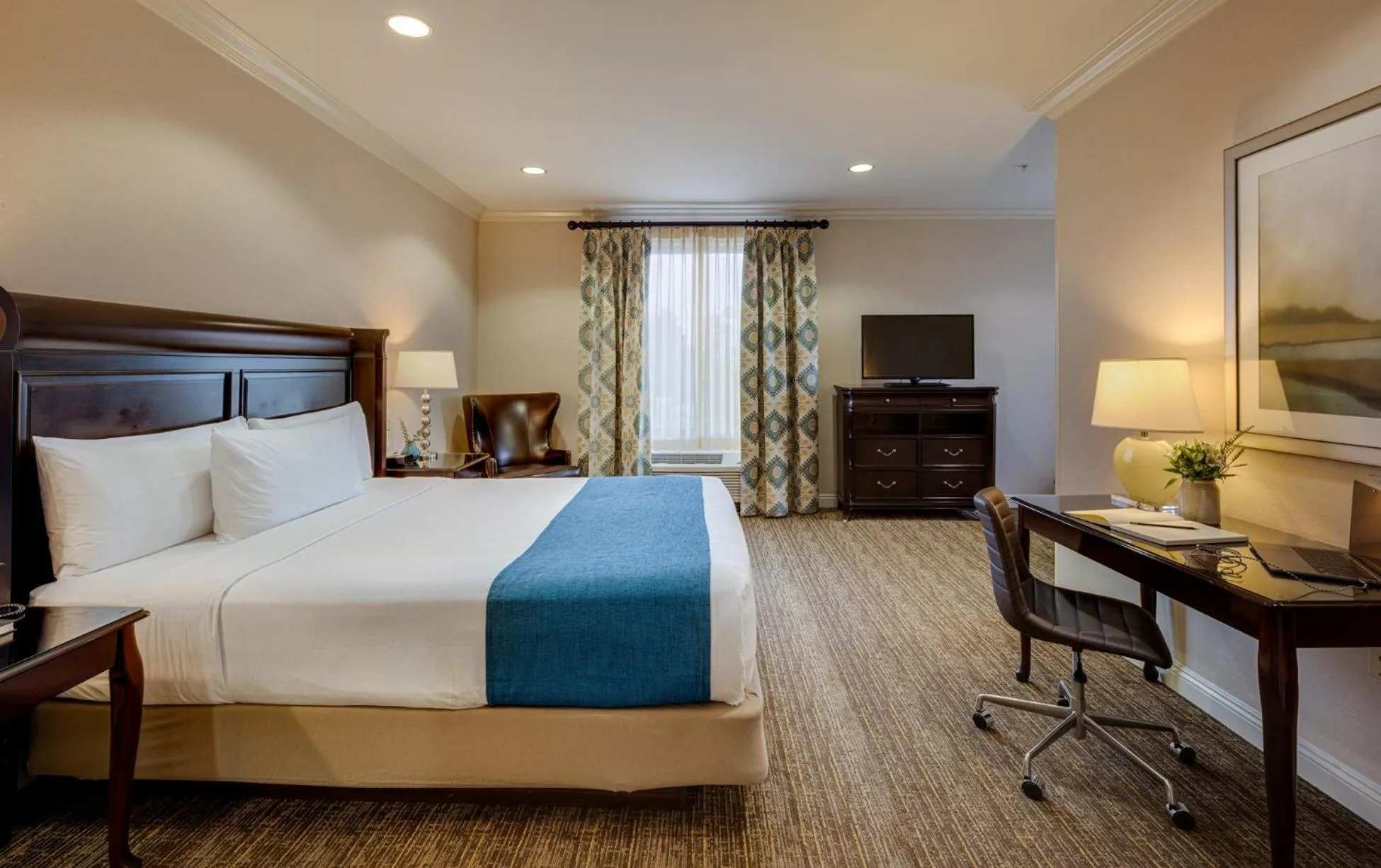 Bed in Ayres Hotel Fountain Valley - Huntington Beach