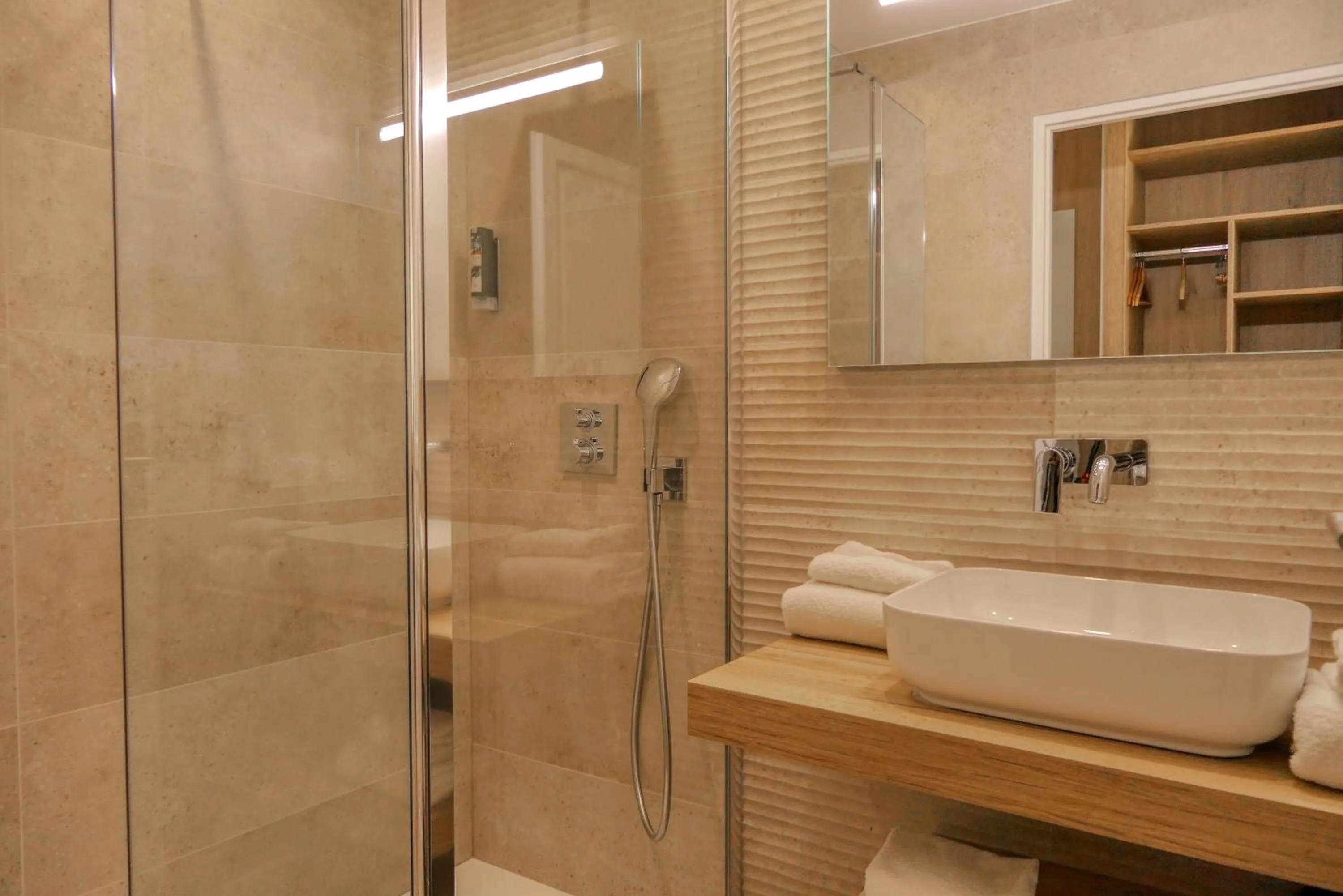 Shower in Logis Hôtel Le Rodin