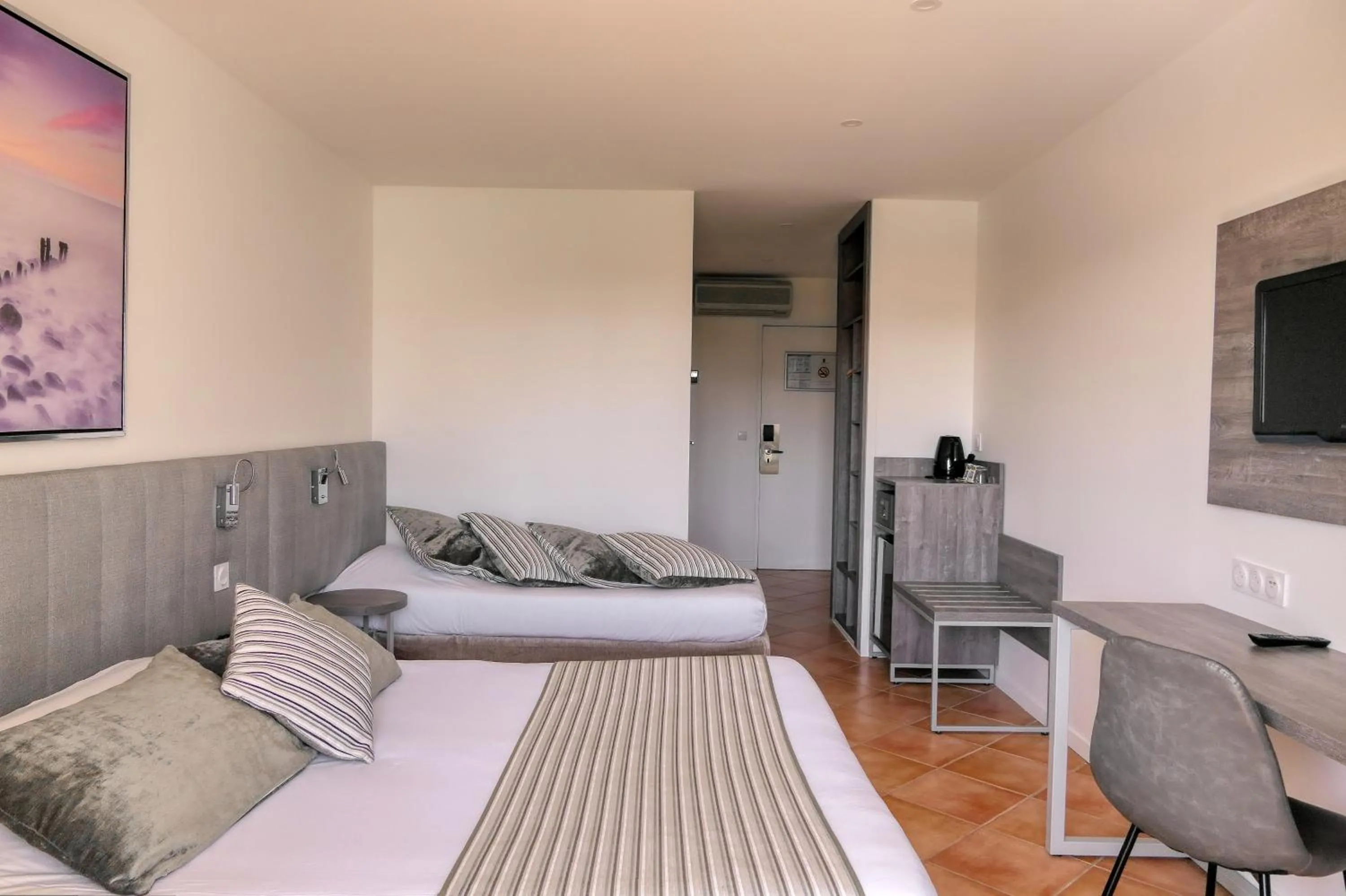 Bed in Logis Hôtel Le Rodin