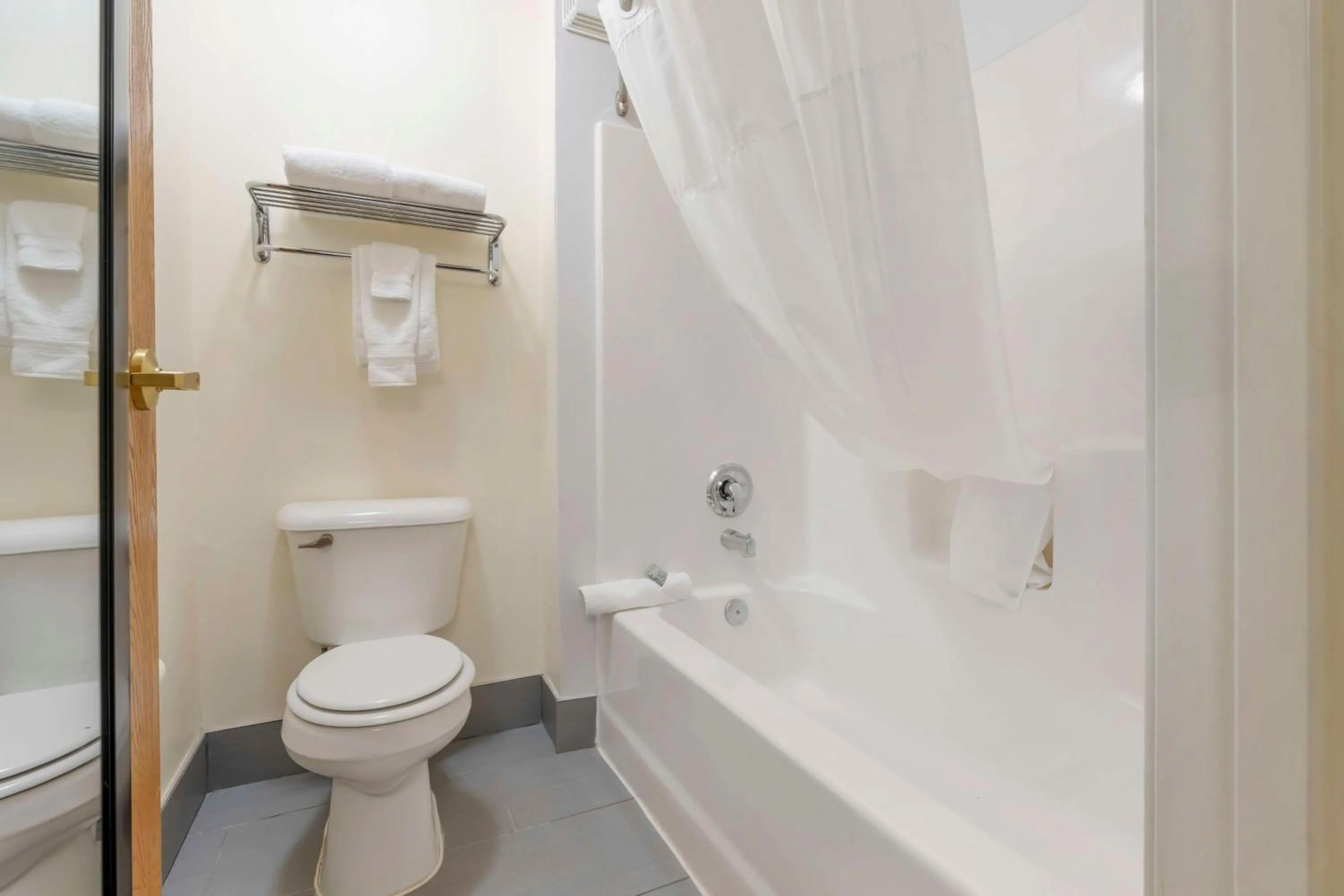 Bathroom in Best Western Yellowstone Crossing