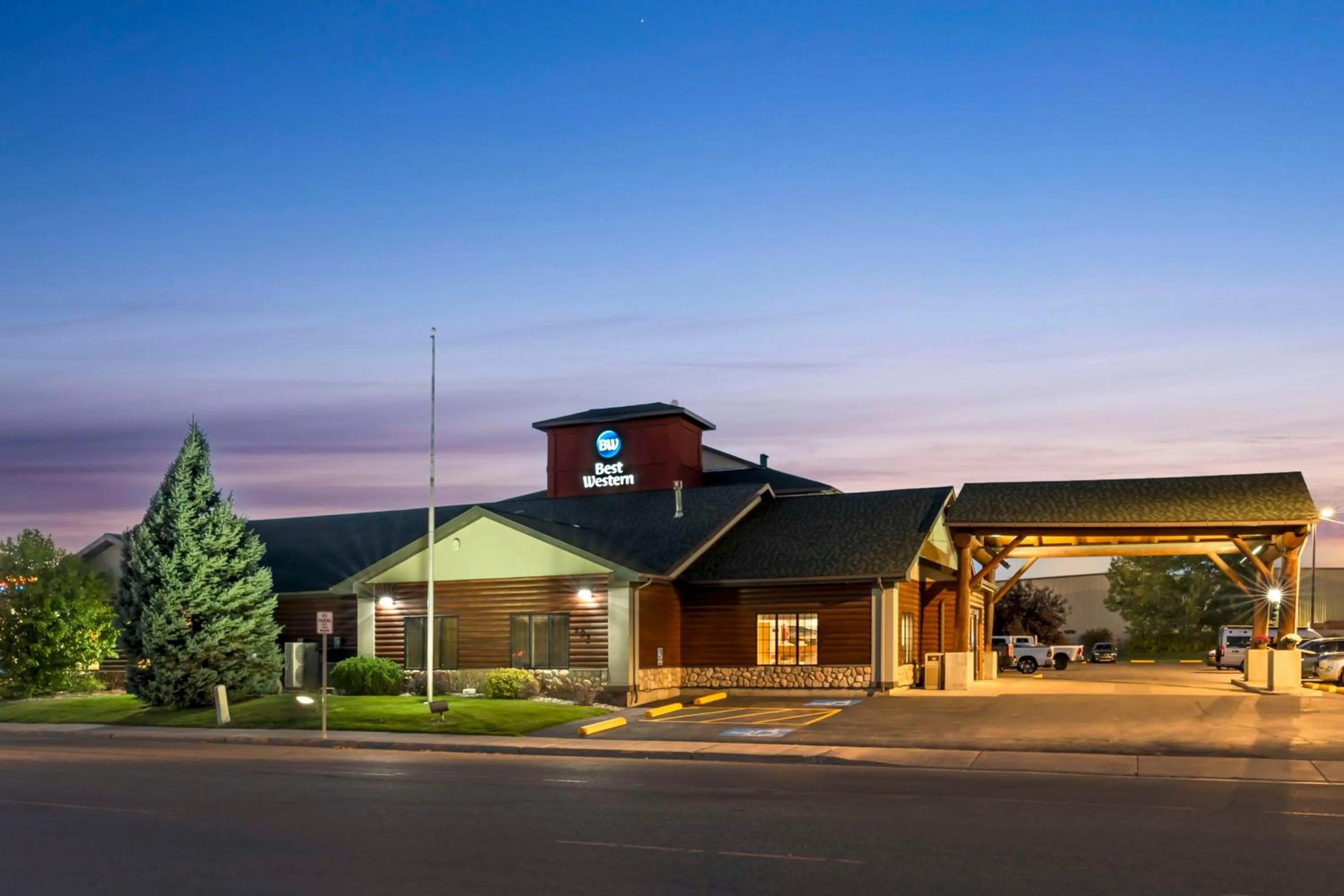 Property building in Best Western Yellowstone Crossing