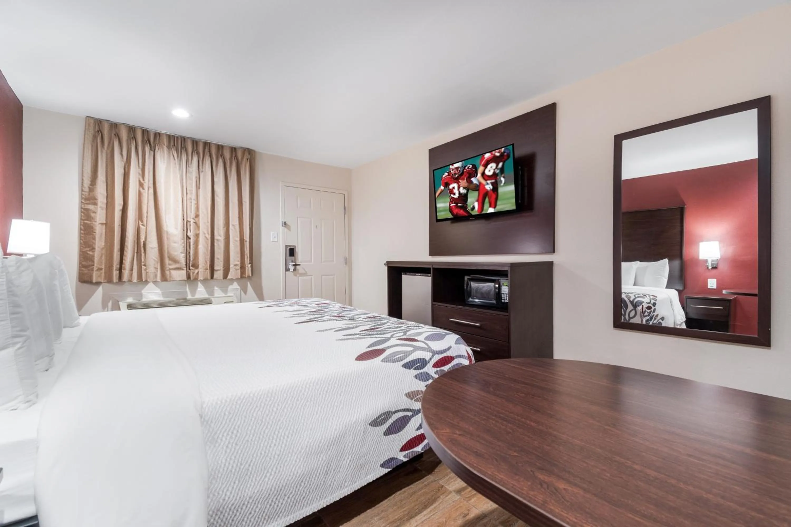 Photo of the whole room, Bed in Red Roof Inn Houston – Spring North