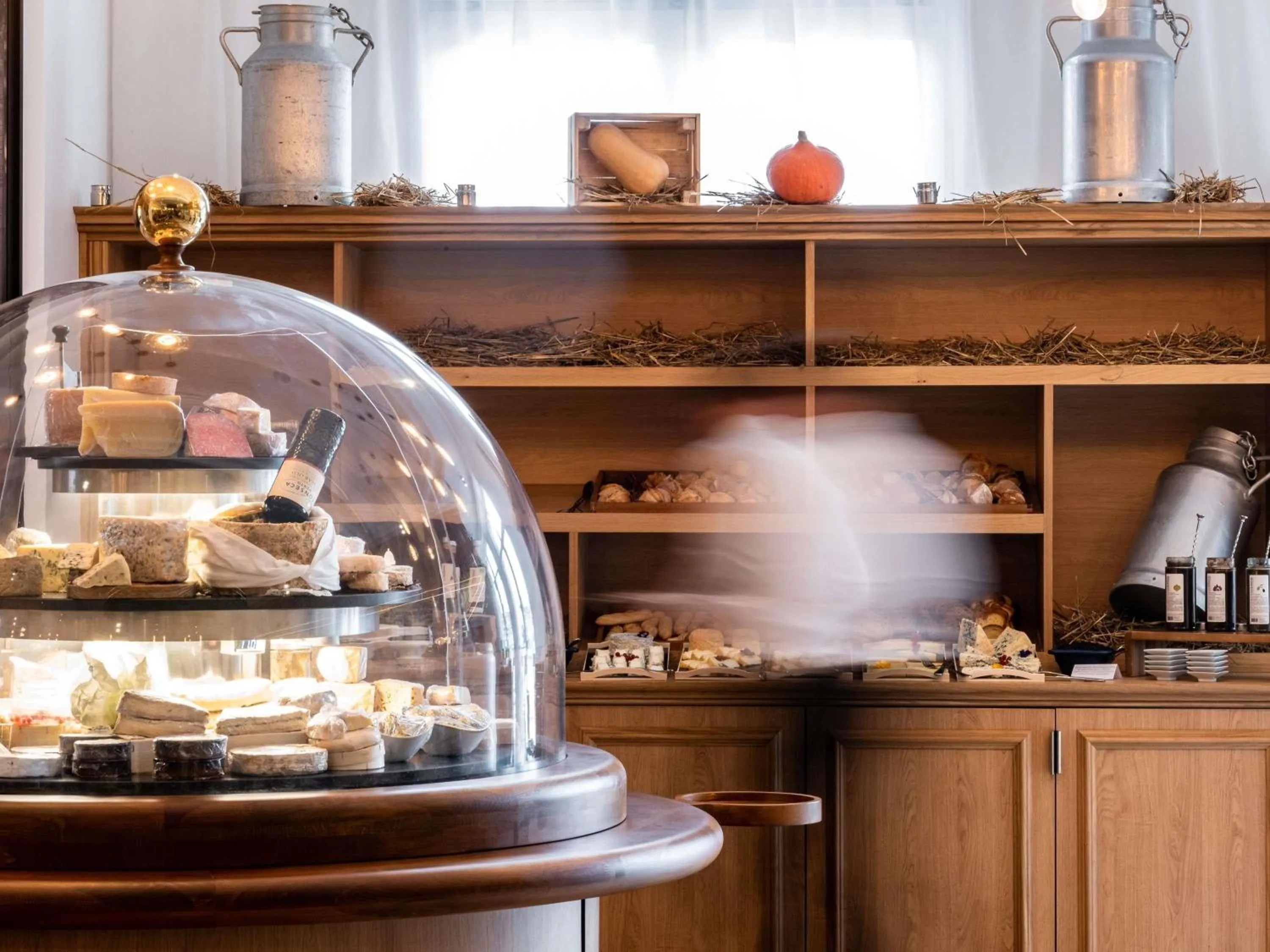 Restaurant/places to eat in Mercure Chantilly Resort & Conventions