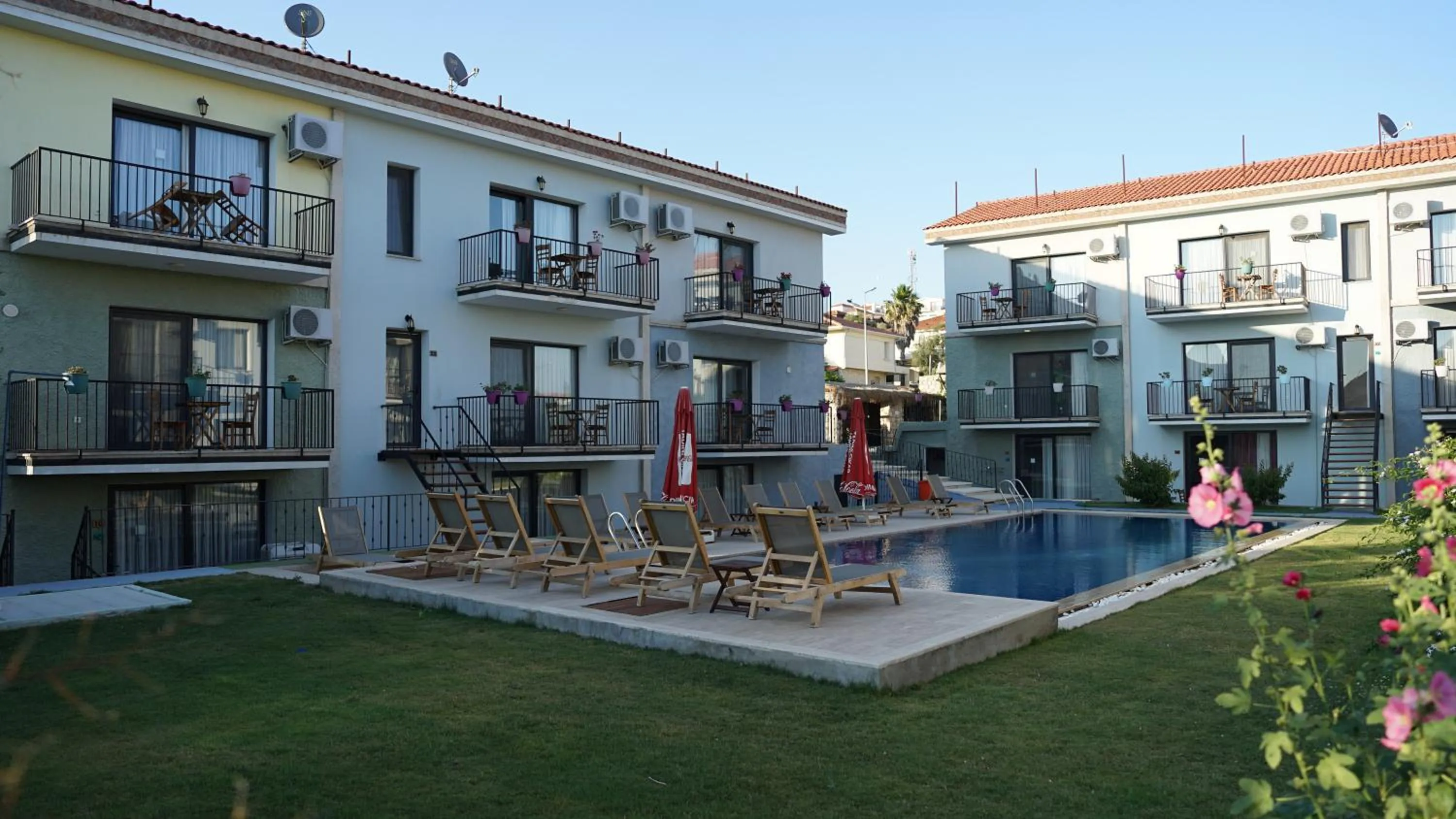 Swimming pool in Karyada Hotel