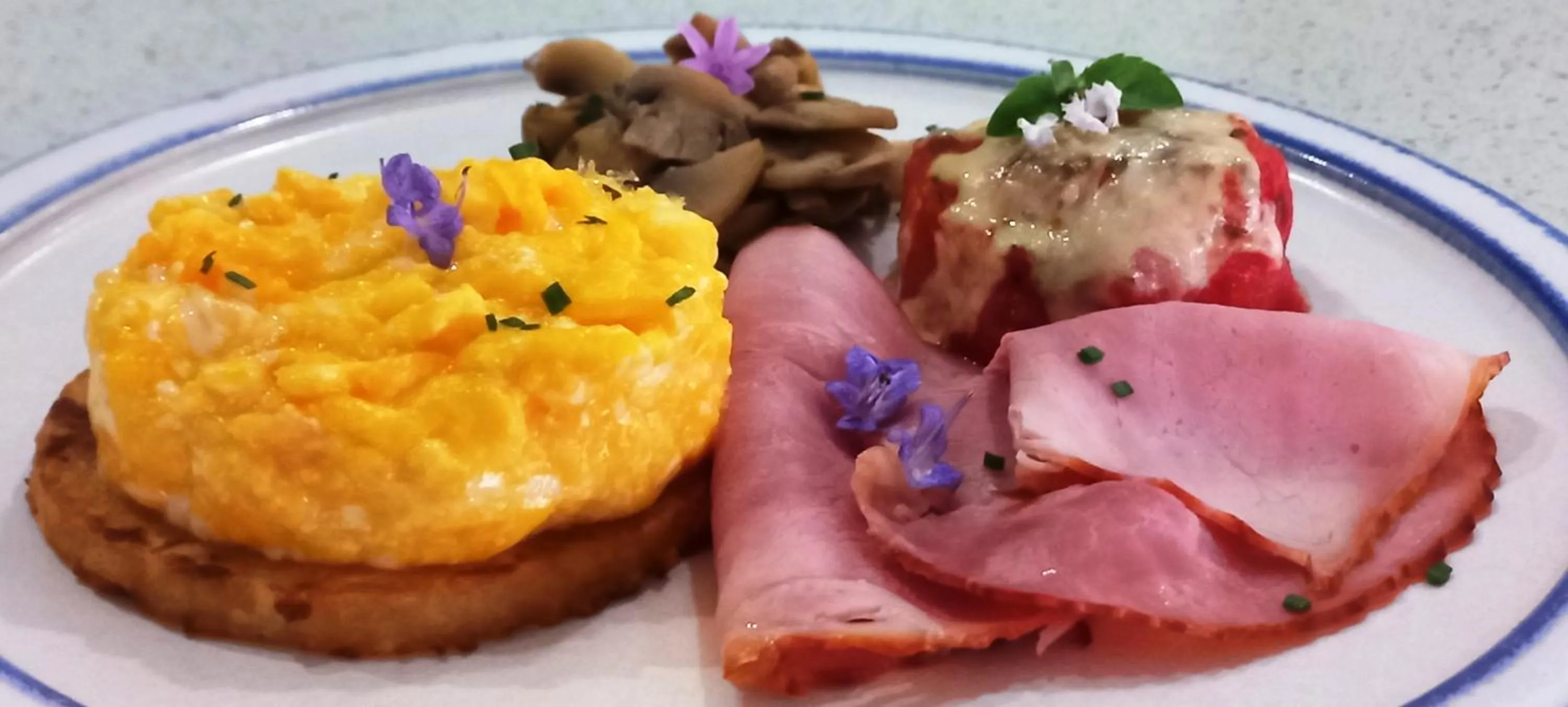 Breakfast in Beach Break B&B - Deluxe Suites