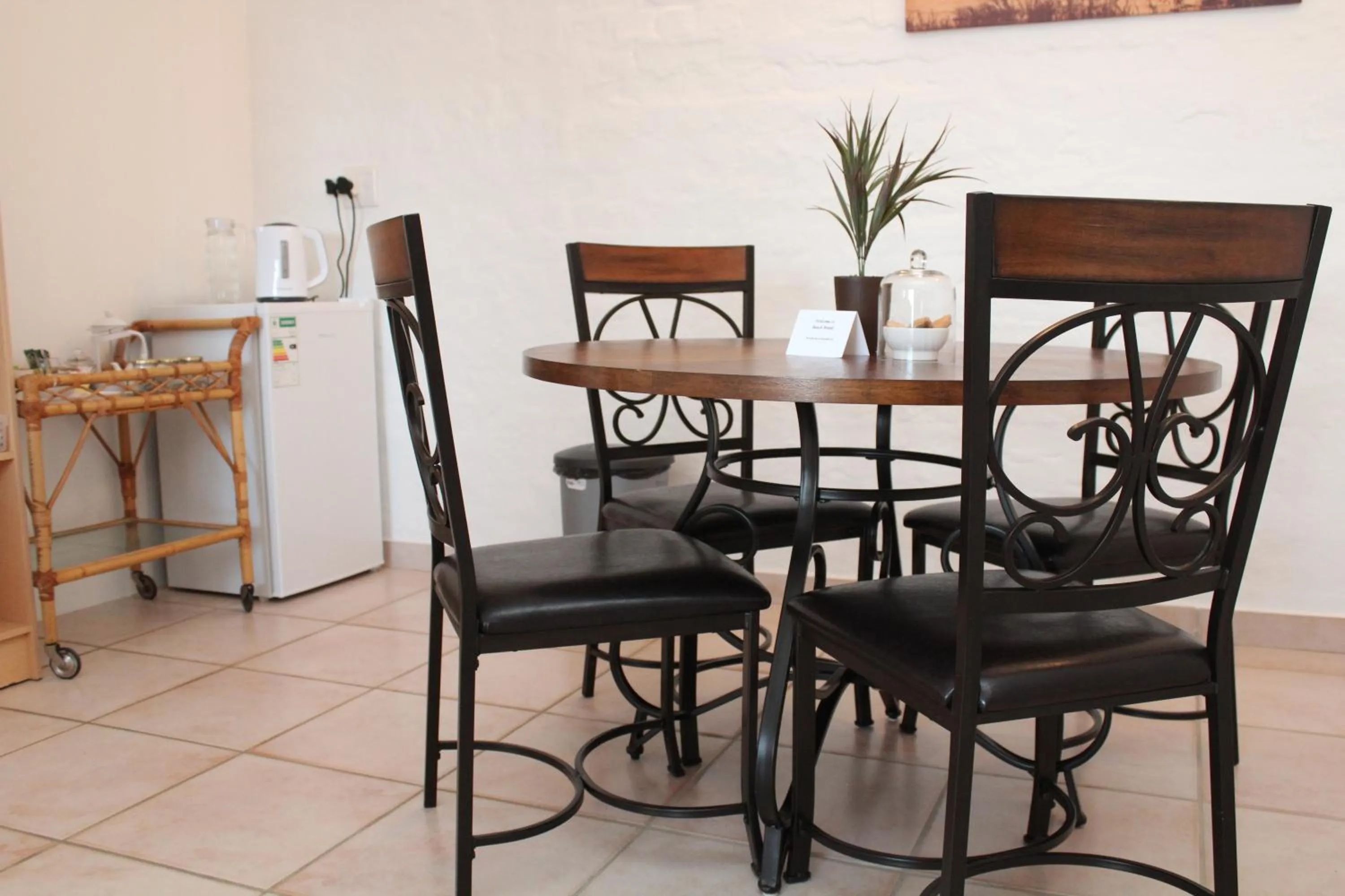 Dining area in Beach Break B&B - Deluxe Suites
