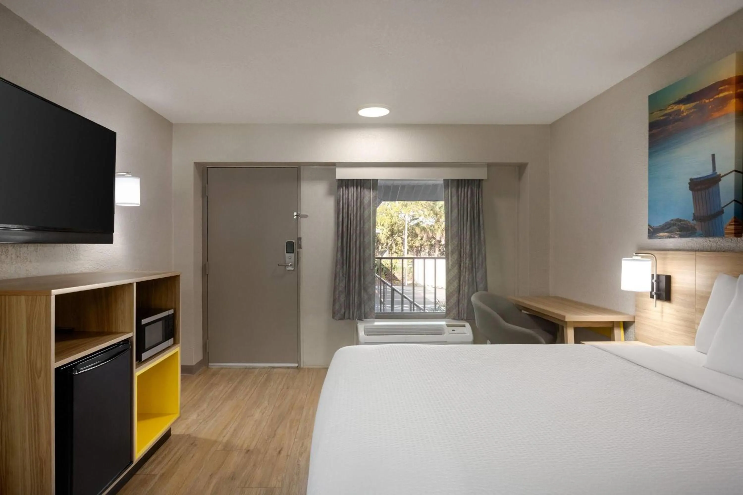 Photo of the whole room, Bed in Days Inn by Wyndham Apopka/Orlando