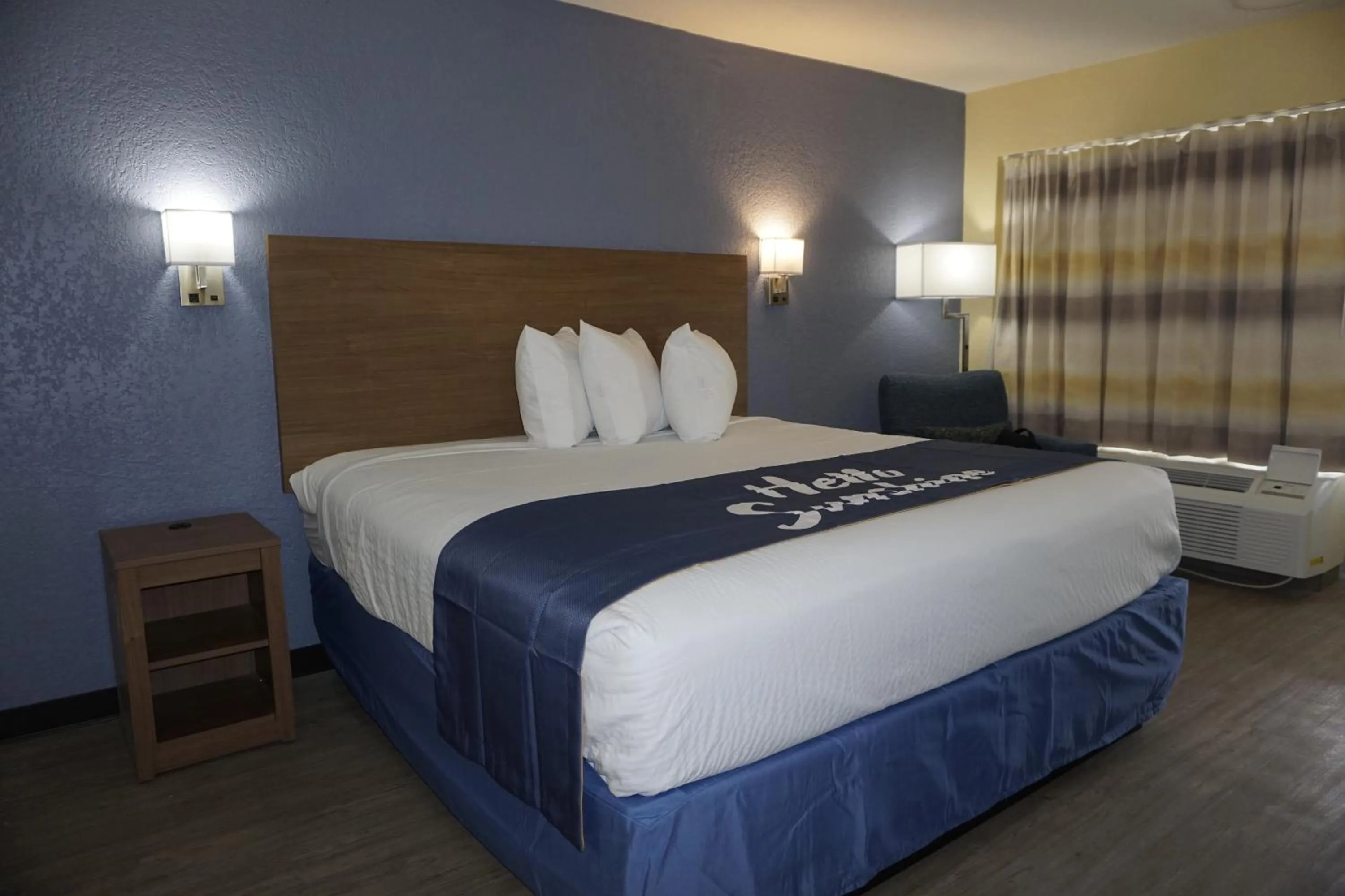 Bedroom in Days Inn by Wyndham Apopka/Orlando