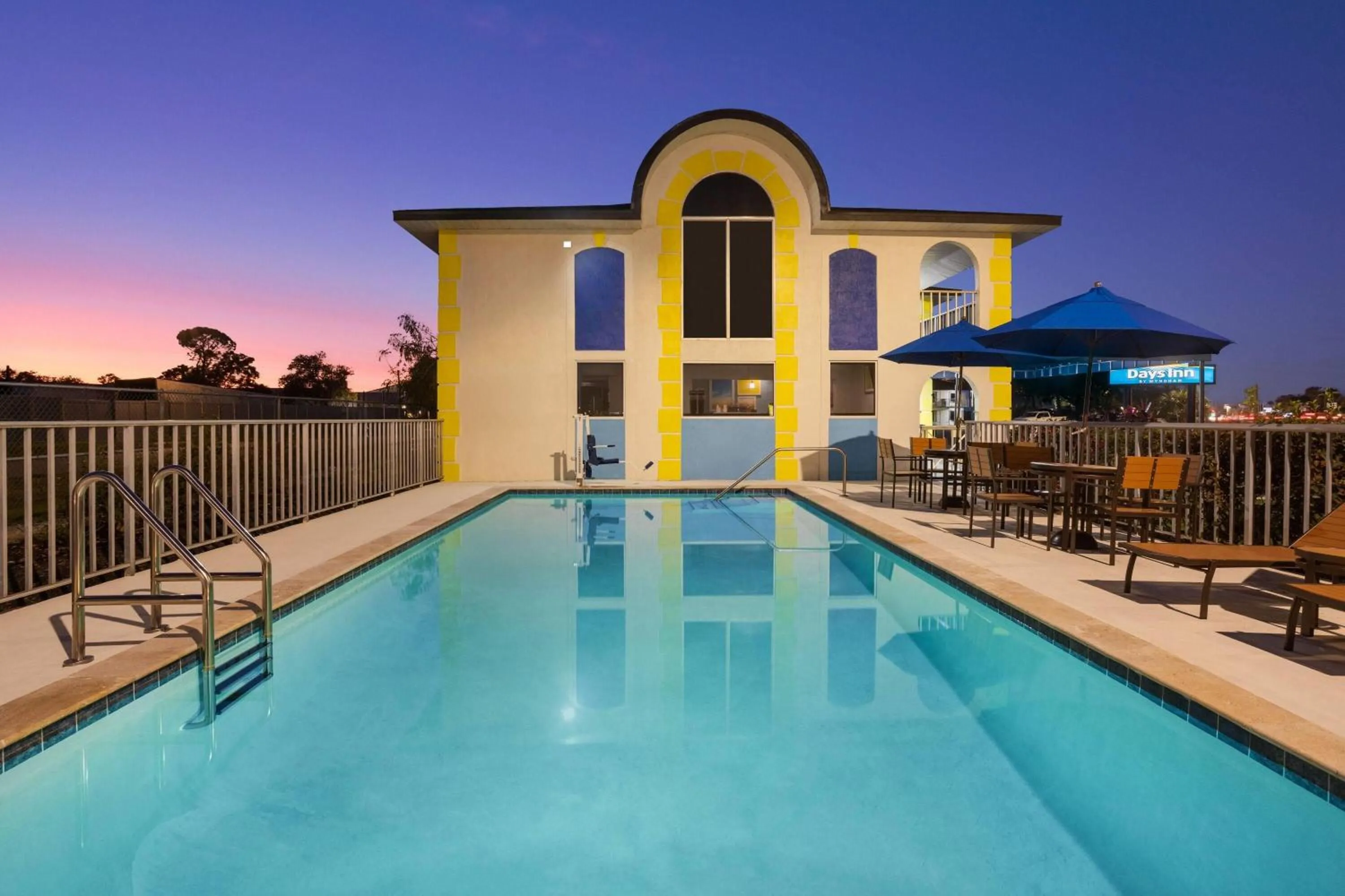 Pool view in Days Inn by Wyndham Apopka/Orlando