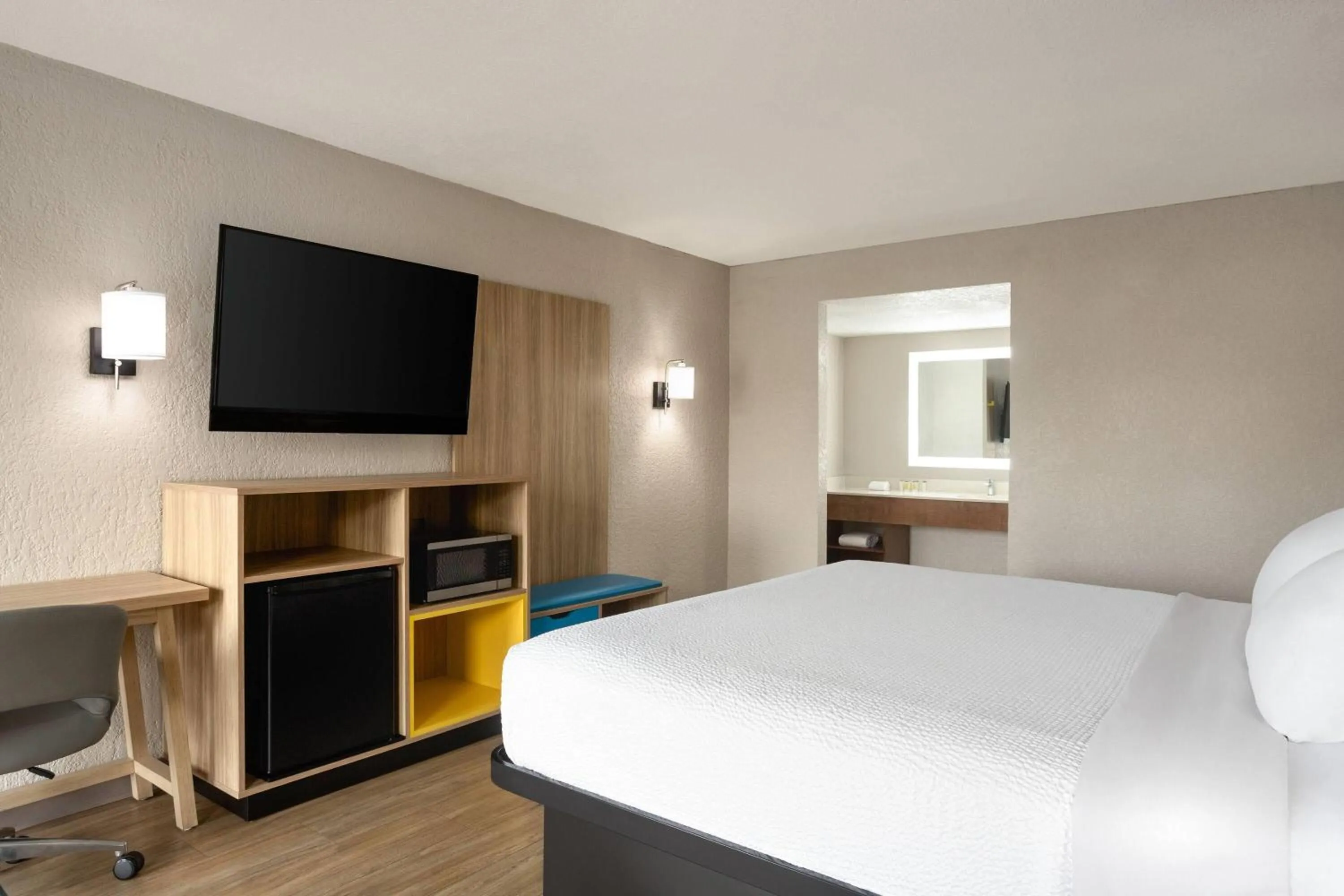 Photo of the whole room, Bed in Days Inn by Wyndham Apopka/Orlando