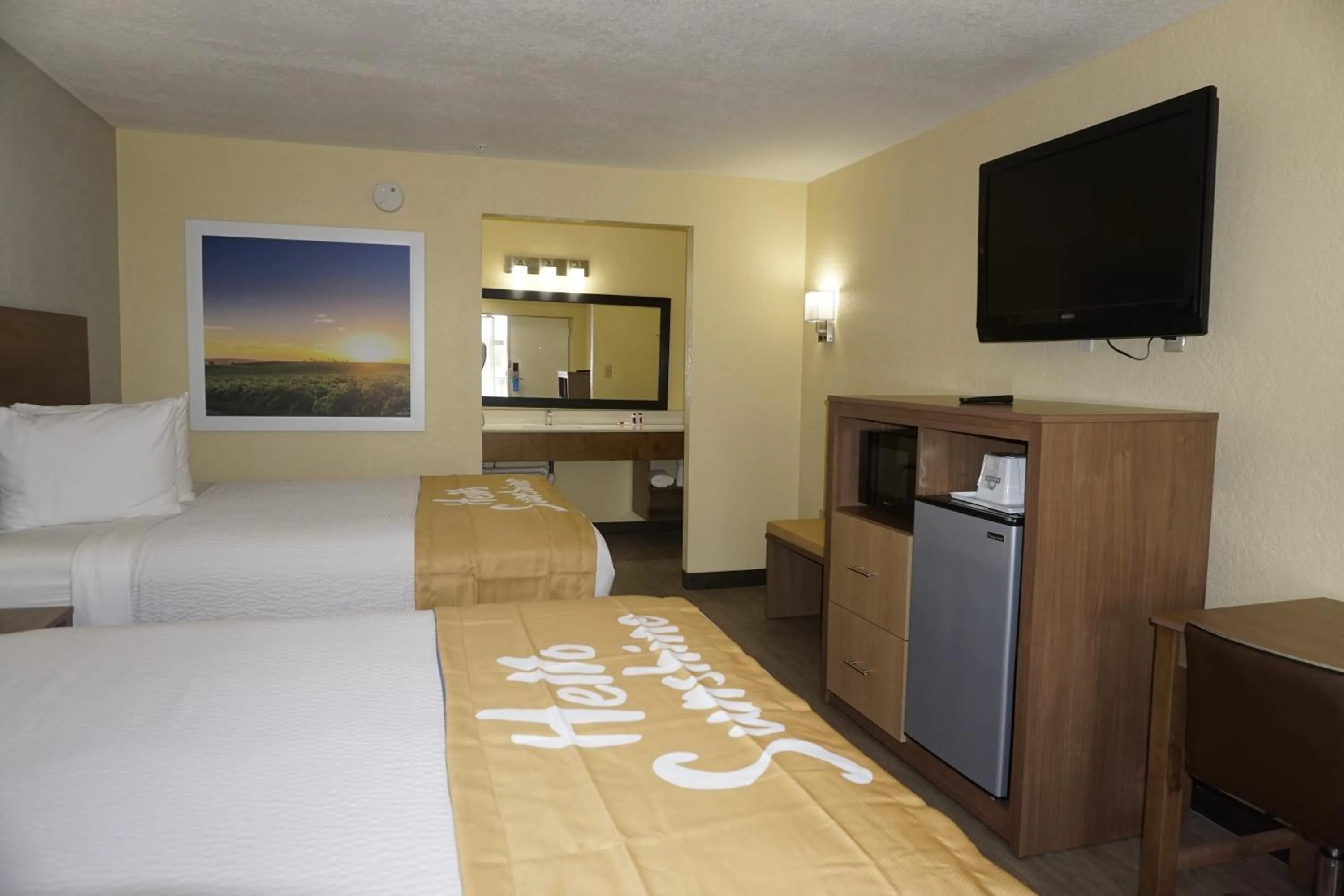 Bedroom in Days Inn by Wyndham Apopka/Orlando