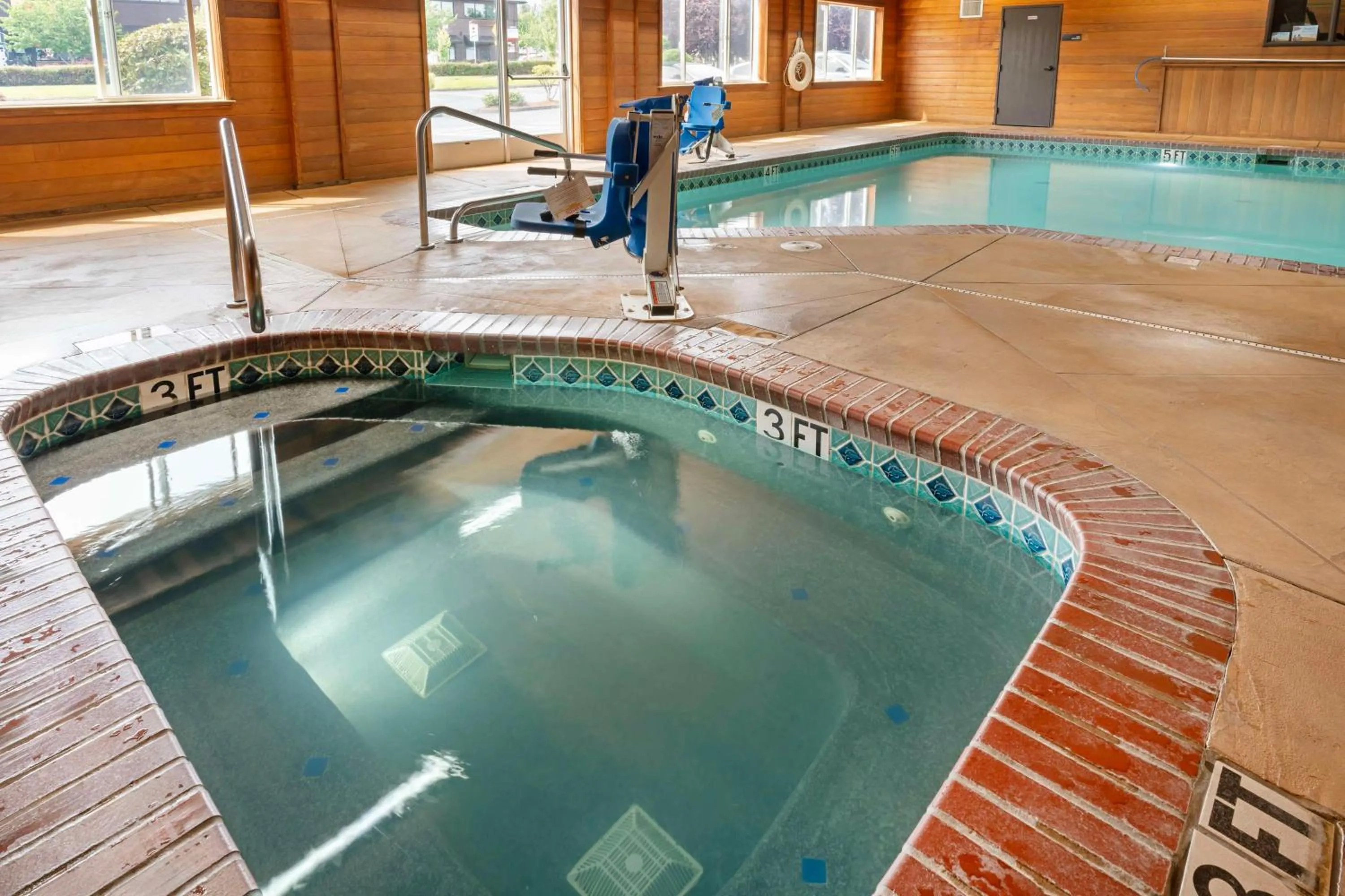 Pool view in Best Western Cascade Inn & Suites