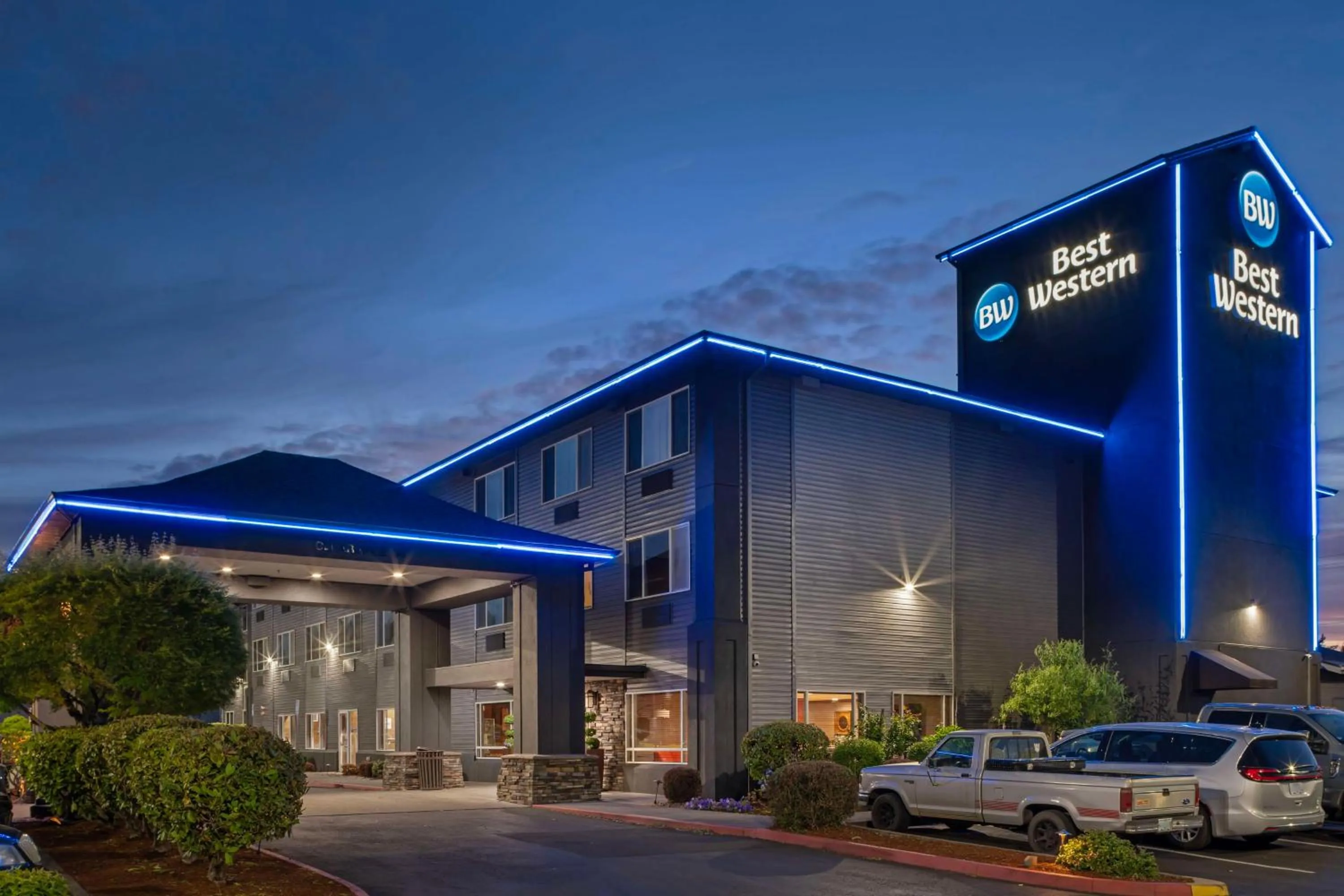 Property building in Best Western Cascade Inn & Suites