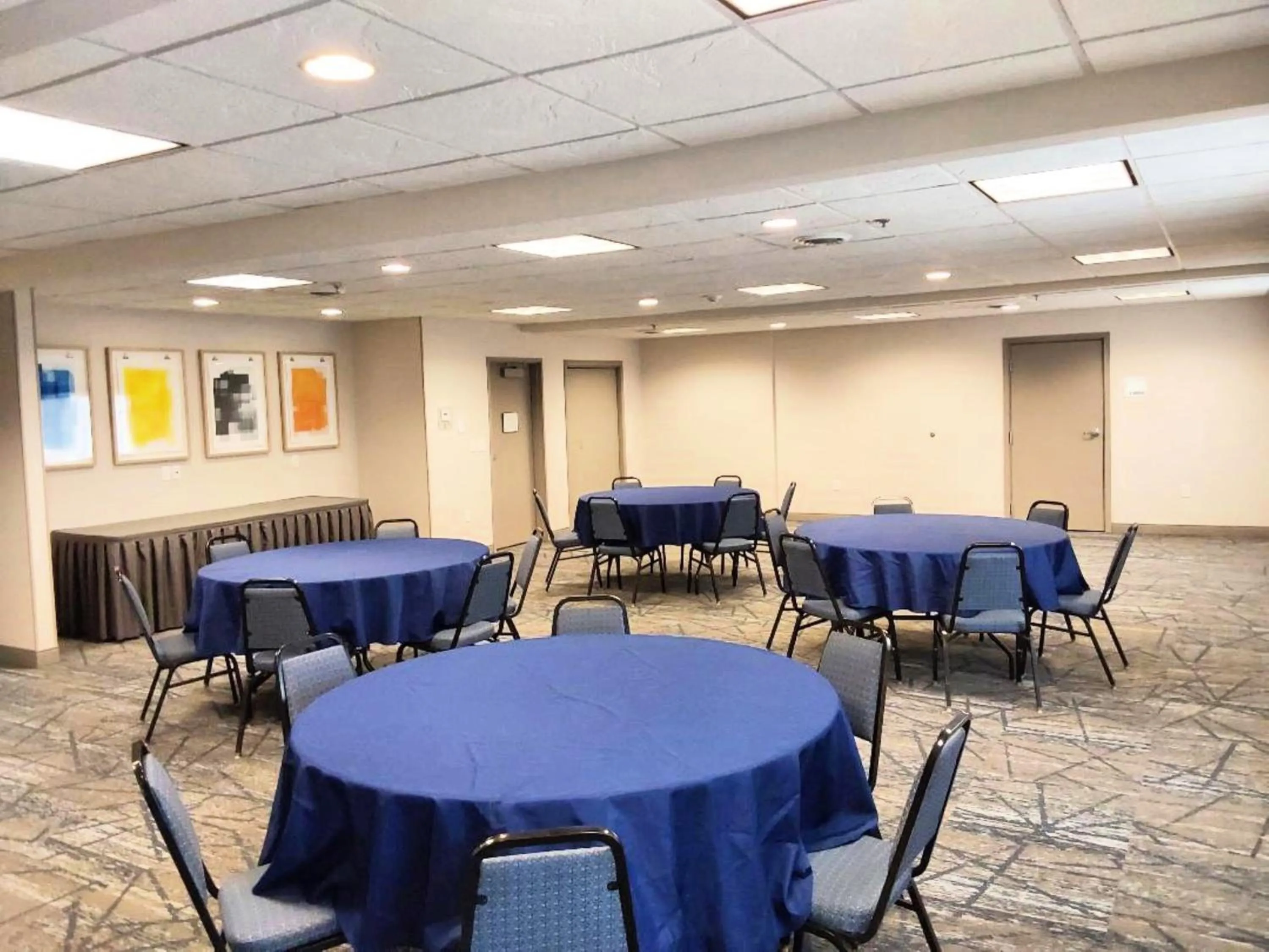 Meeting/conference room in Holiday Inn Express Hotel & Suites Antigo by IHG